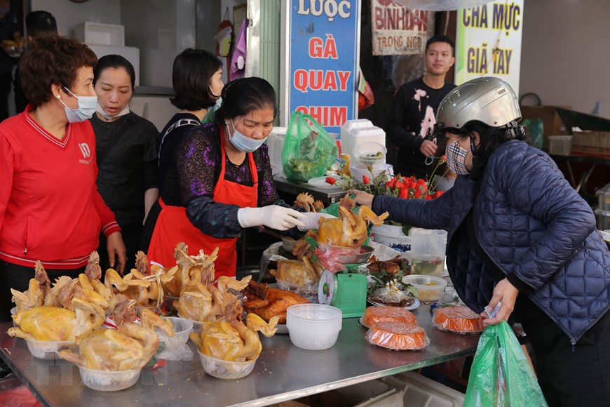 Hà Nội: Đi chợ truyền thống ngày 30 Tết Nguyên đán Tân Sửu 2021 - Ảnh 8. Hà Nội: Đi chợ truyền thống ngày 30 Tết Nguyên đán Tân Sửu 2021 - Ảnh 8.