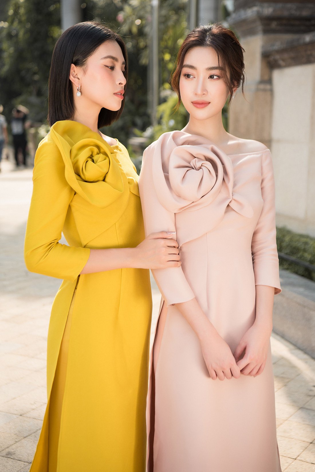Đỗ Mỹ Linh, Trần Tiểu Vy gợi ý cách mặc áo dài Tết đẹp như hoa hậu - Ảnh 3.