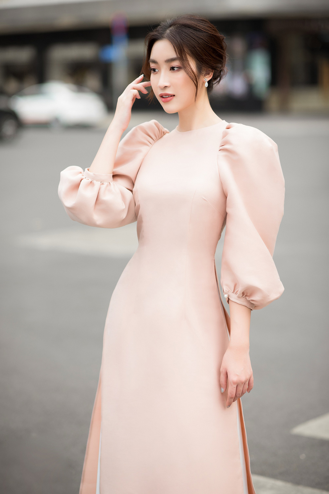 Đỗ Mỹ Linh, Trần Tiểu Vy gợi ý cách mặc áo dài Tết đẹp như hoa hậu - Ảnh 2.