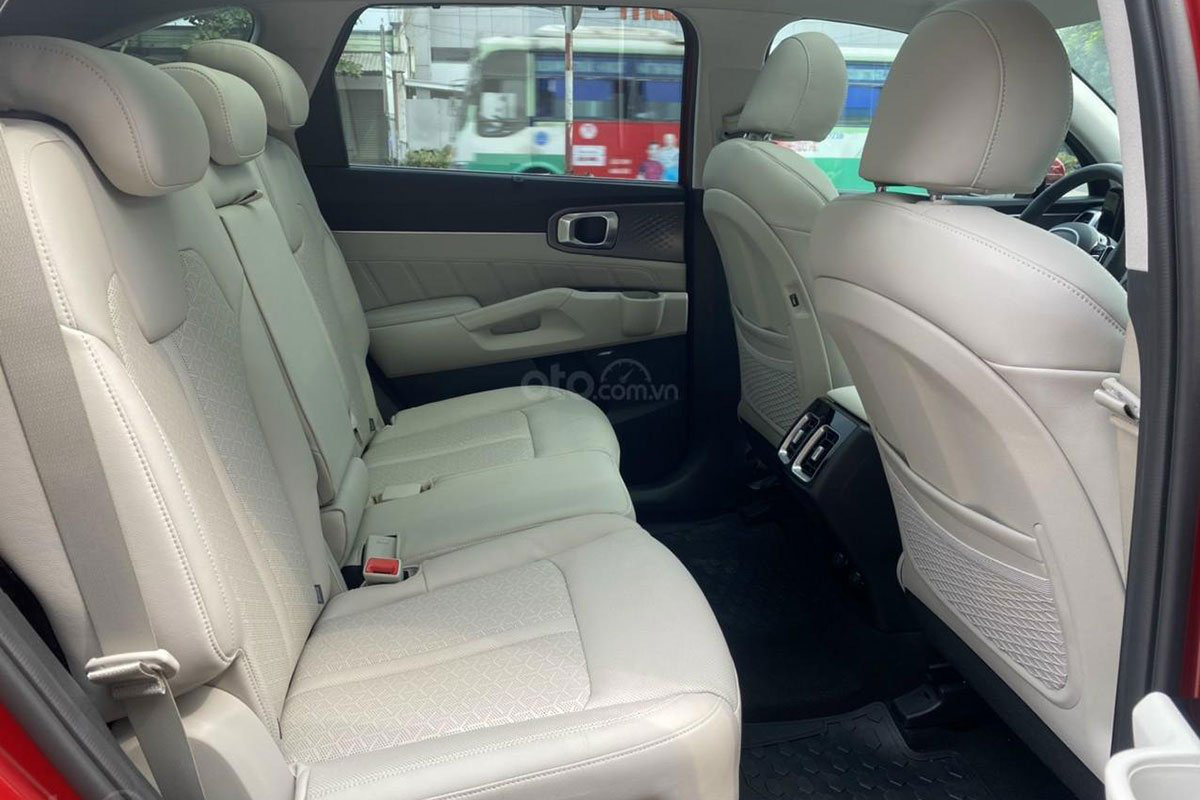Không gian hàng ghế thứ 2 trên xe Kia Sorento 2021 1