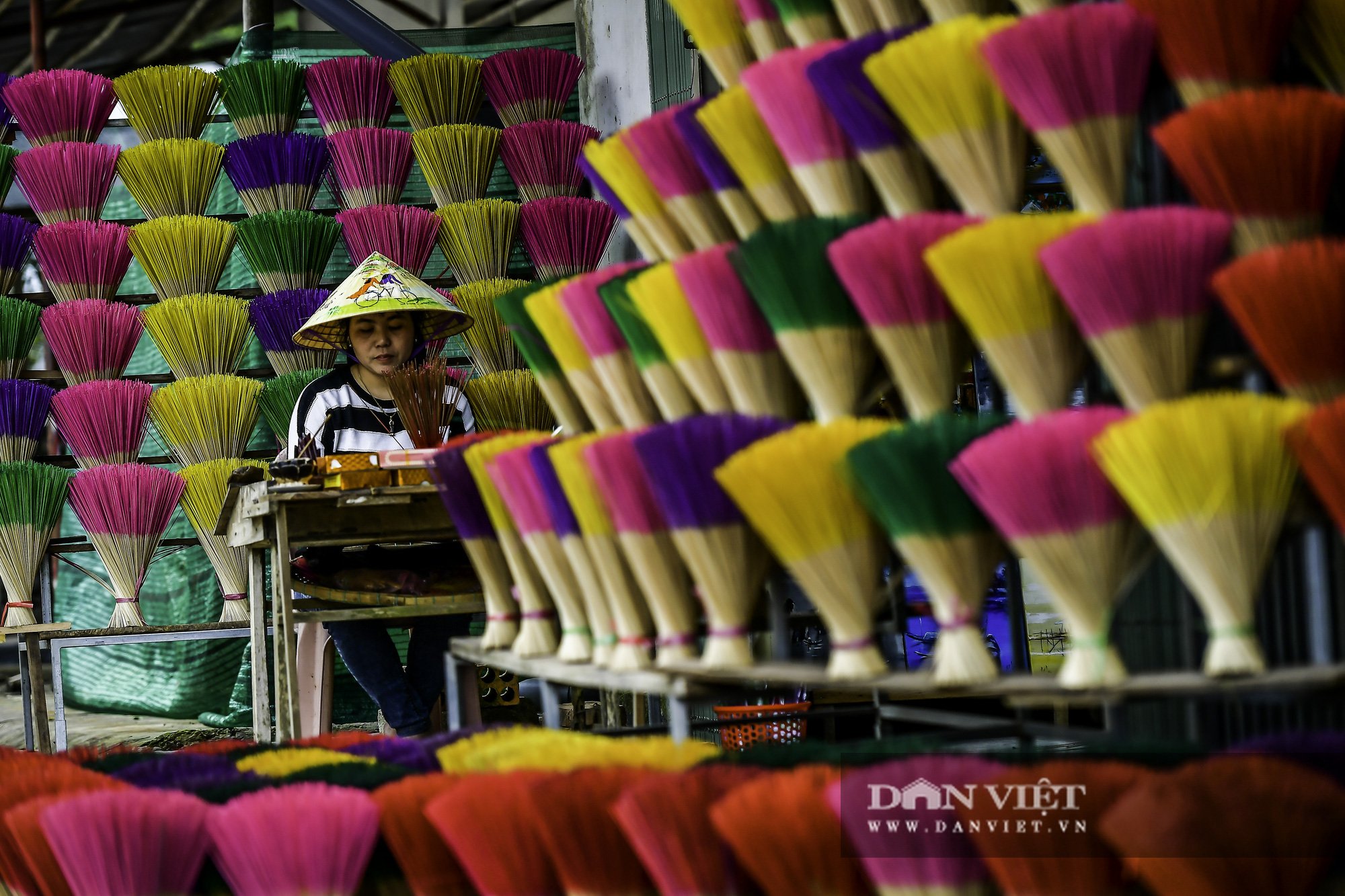 Đến Huế thương, ghé thăm làng hương Thủy Xuân “nơi không chỉ có đẹp mà còn thơm” - Ảnh 1.
