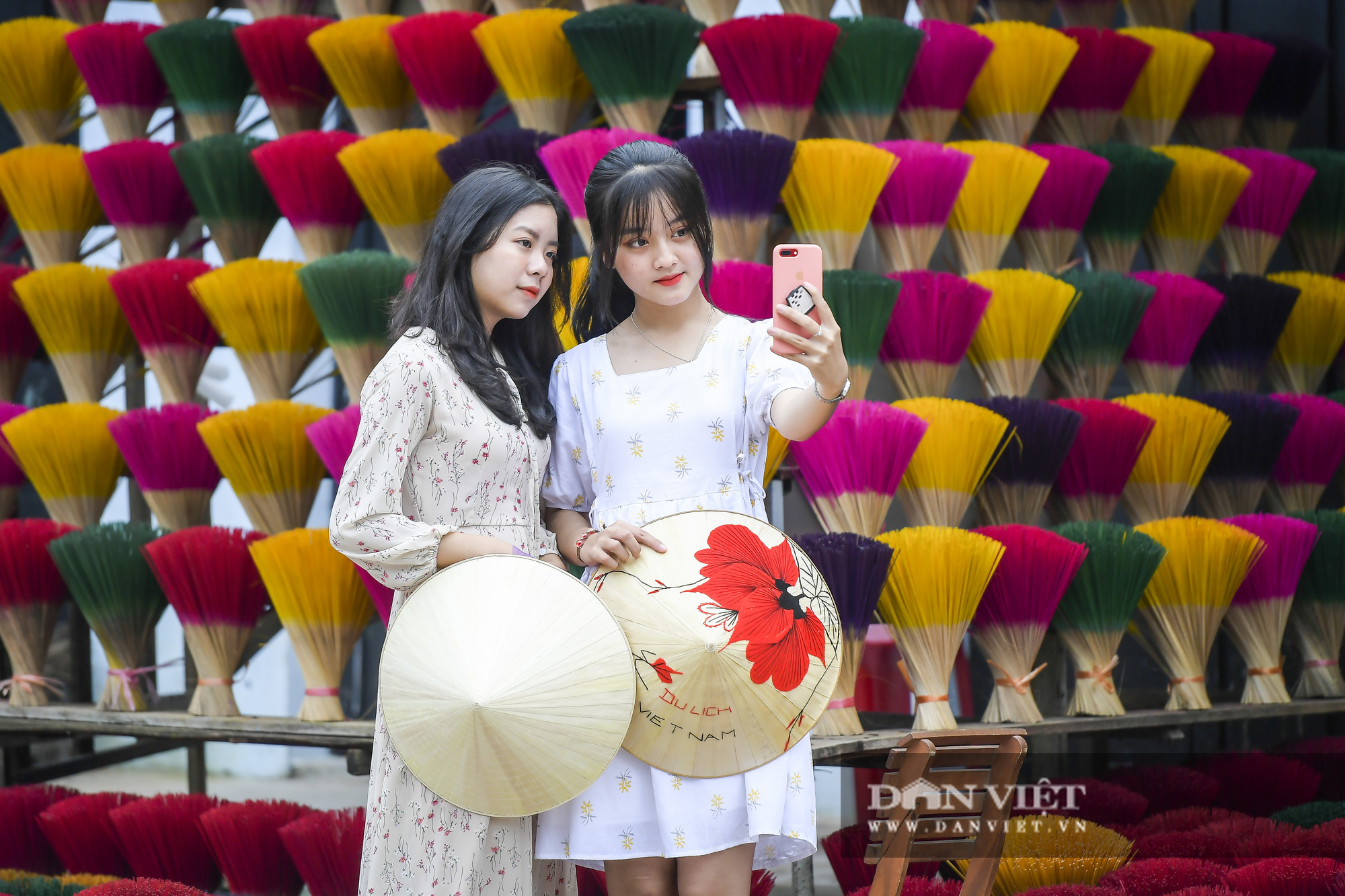 Đến Huế thương, ghé thăm làng hương Thủy Xuân “nơi không chỉ có đẹp mà còn thơm” - Ảnh 11.