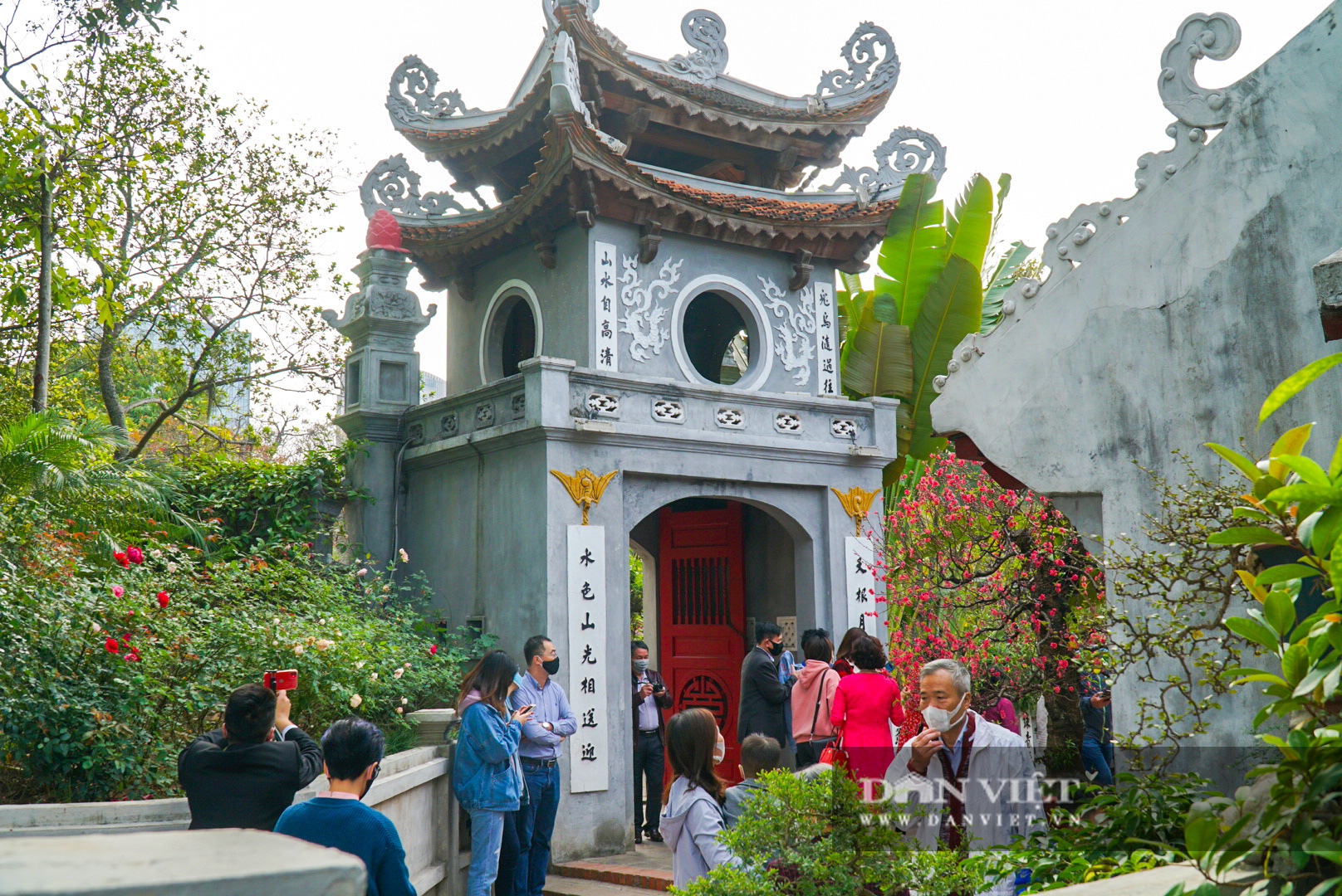 Người dân Hà Nội đi chùa đầu năm thời Covid-19 - Ảnh 12.