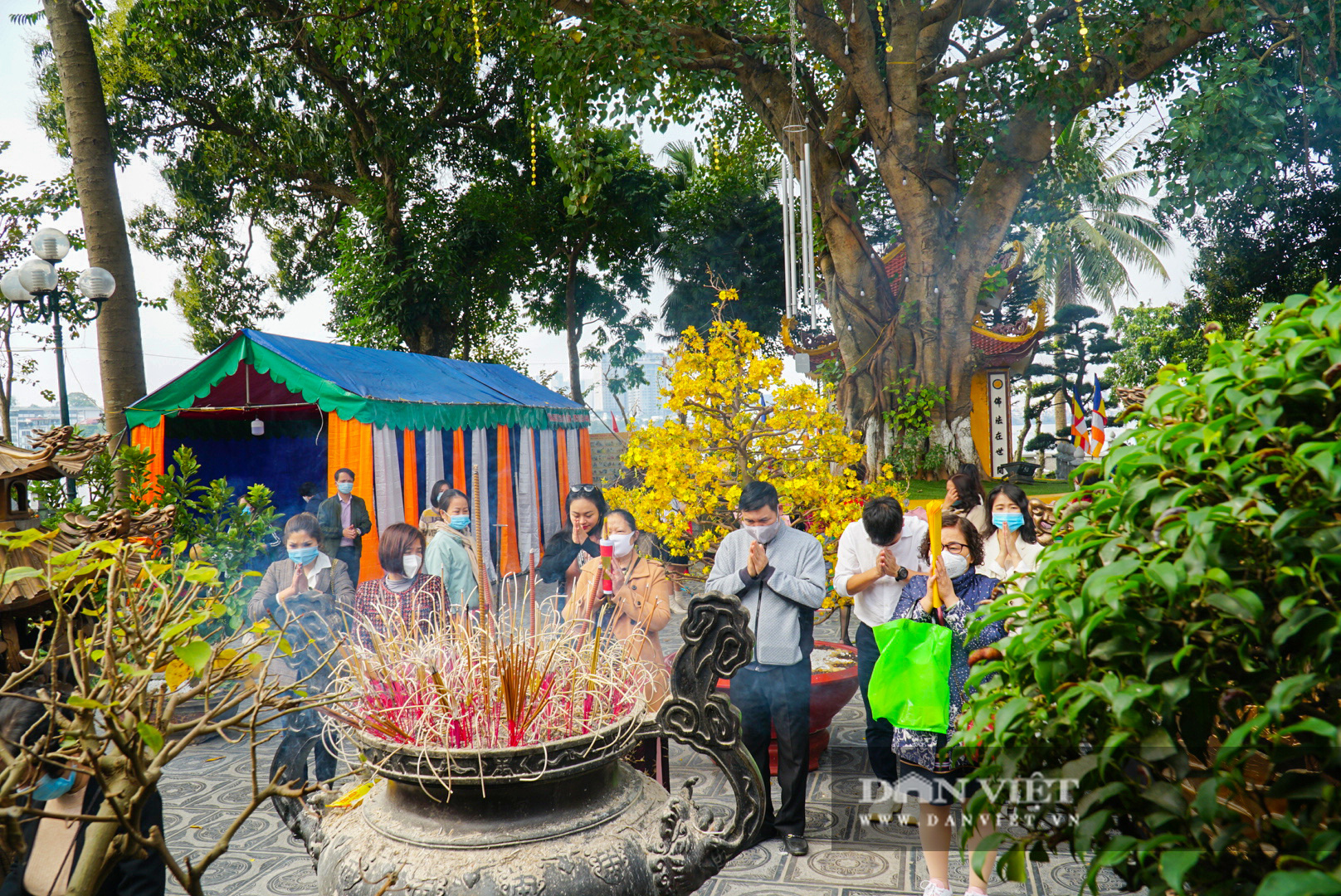 Người dân Hà Nội đi chùa đầu năm thời Covid-19 - Ảnh 5.