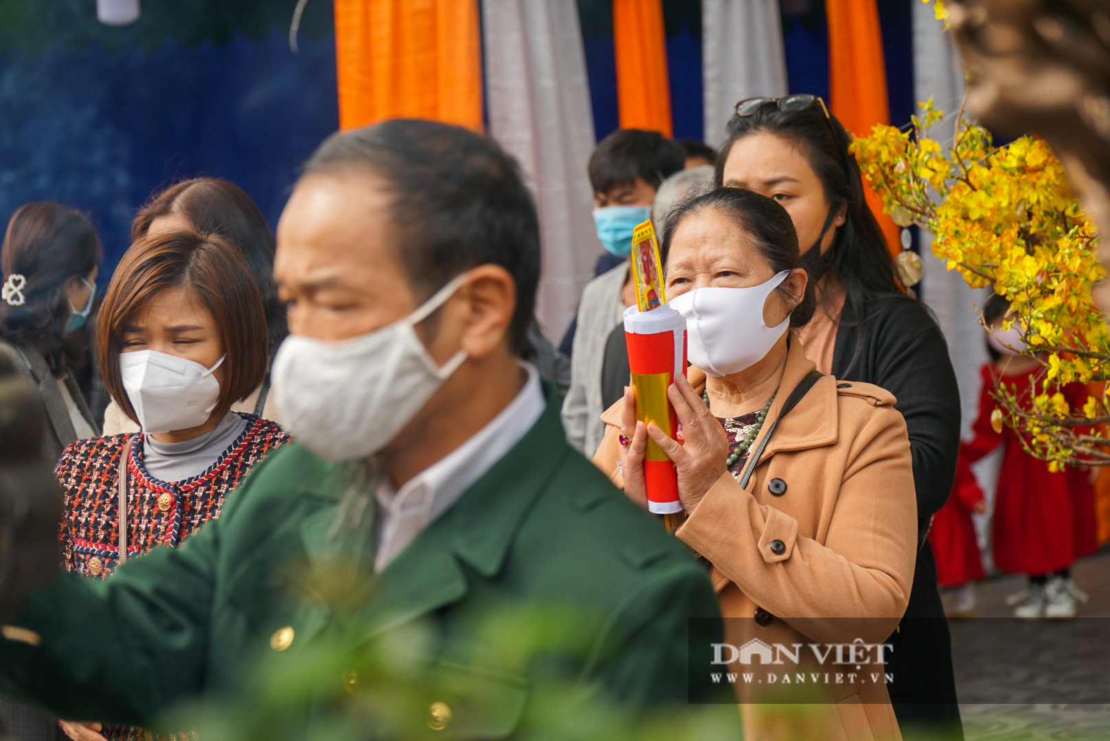Người dân Hà Nội đi chùa đầu năm thời Covid-19 - Ảnh 6.