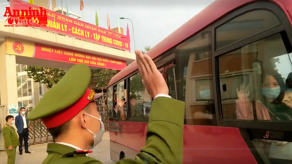 Clip: 103 phụ huynh, học sinh tiểu học Xuân Phương phấn khởi được về nhà Mùng 3 Tết - Ảnh 2.