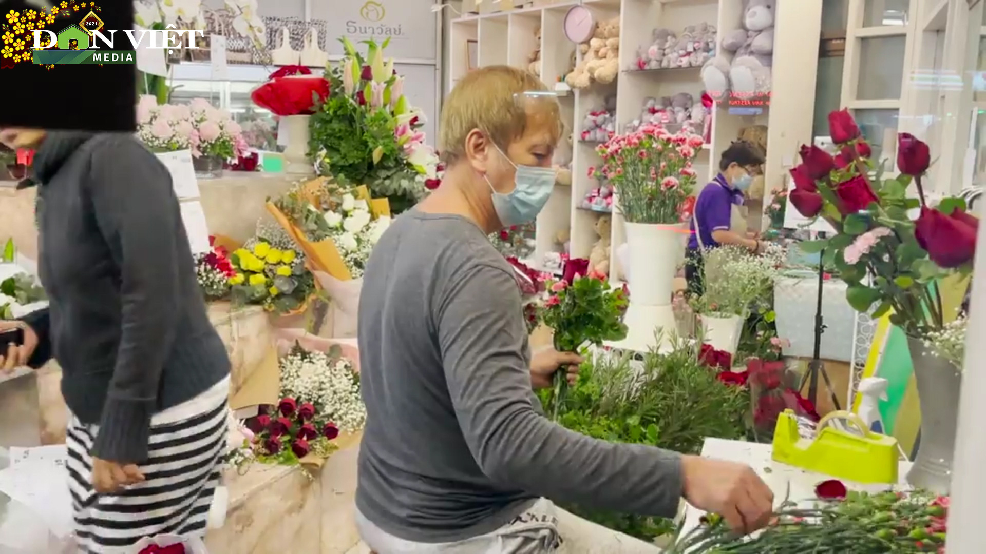 Clip: Thâu đêm hoàn thành các đơn đặt hàng trong ngày lễ tình nhân Valentine 14/2 ở Bangkok (Thái Lan) - Ảnh 2.