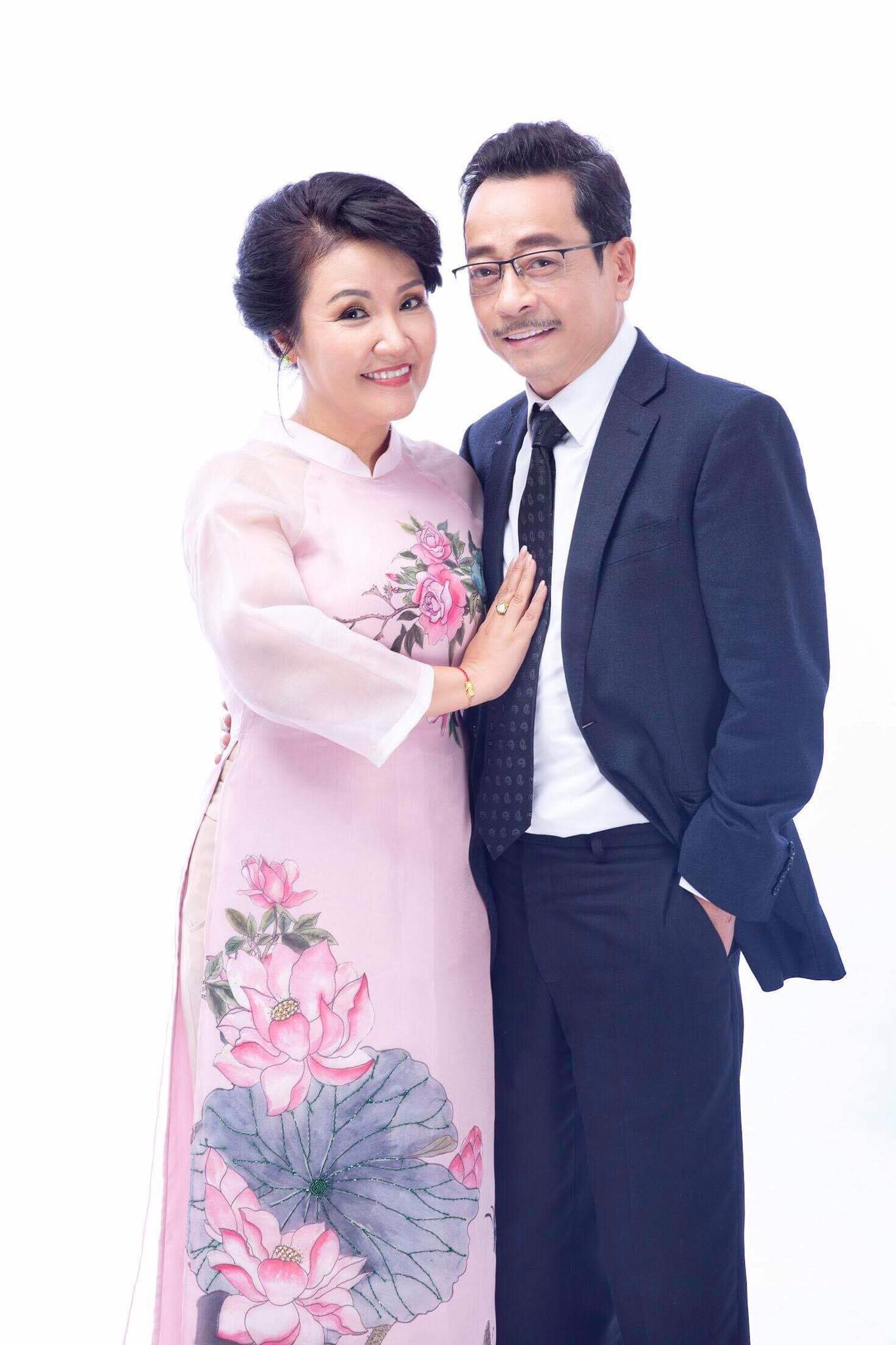 Bộ ảnh “siêu hiếm” của NSND Hoàng Dũng với các mỹ nhân nức tiếng màn ảnh Việt - Ảnh 12.