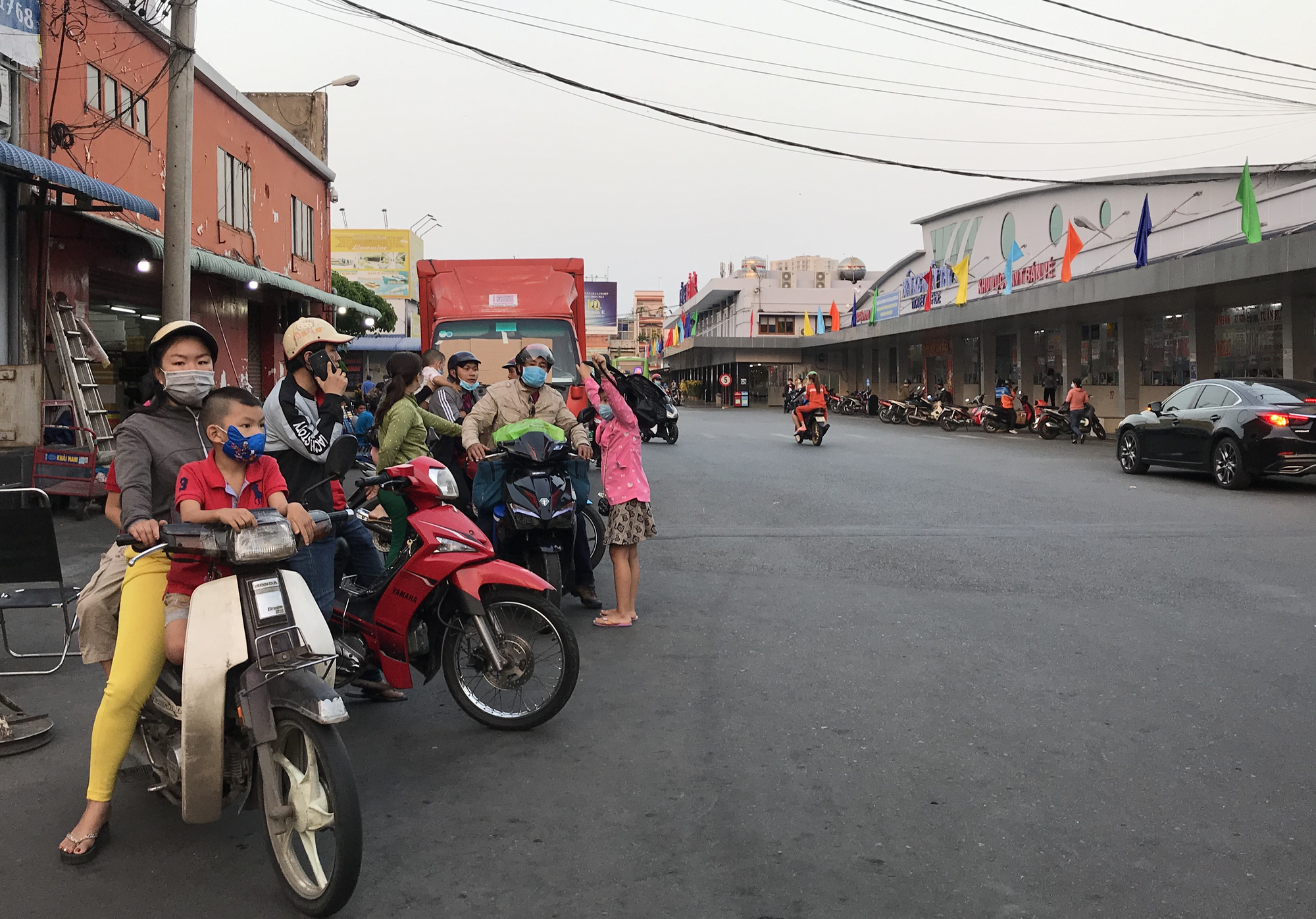 Người miền Tây lỉnh kỉnh đồ đạc trở lại TP.HCM sau Tết - Ảnh 11.