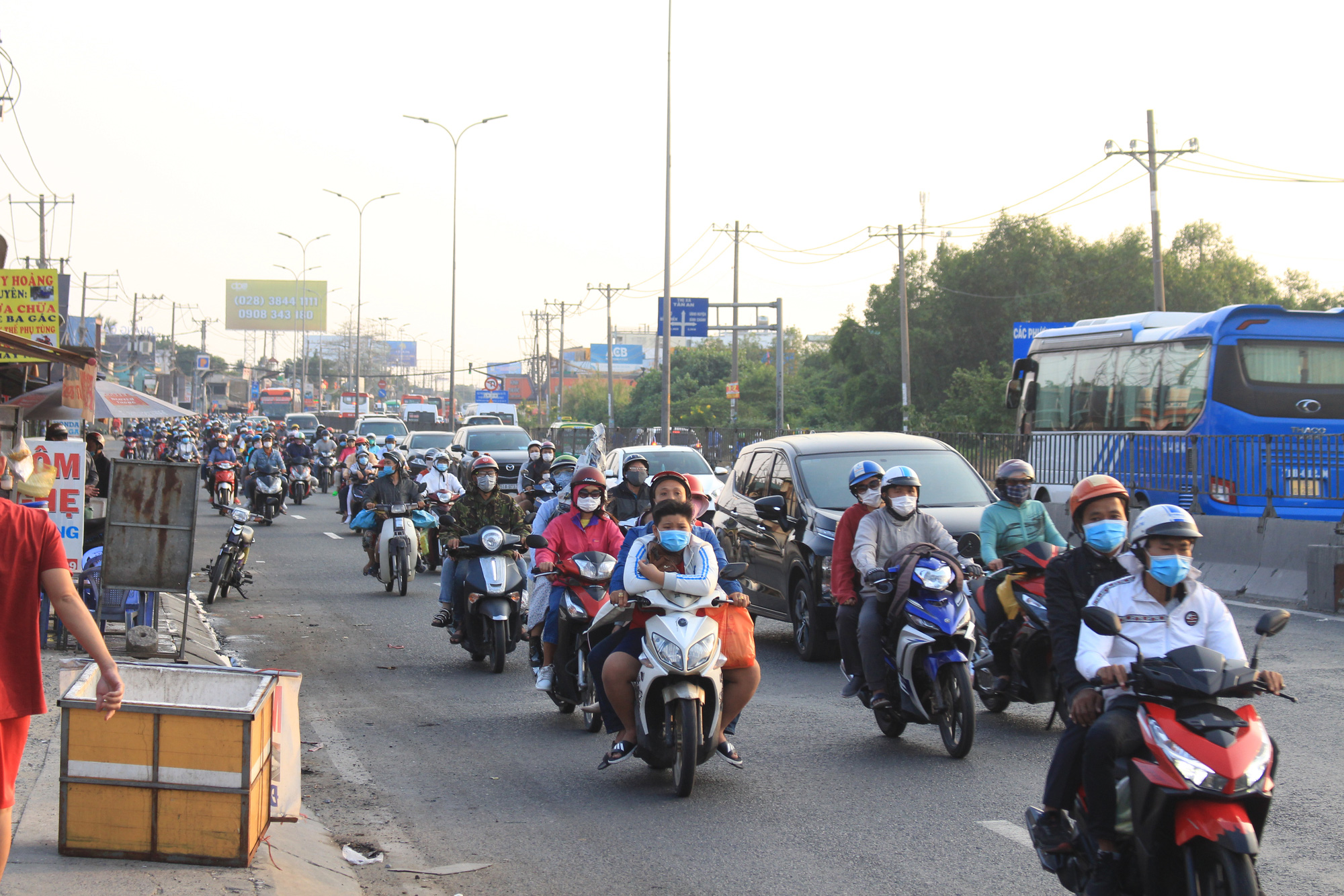 Người miền Tây lỉnh kỉnh đồ đạc trở lại TP.HCM sau Tết - Ảnh 3.