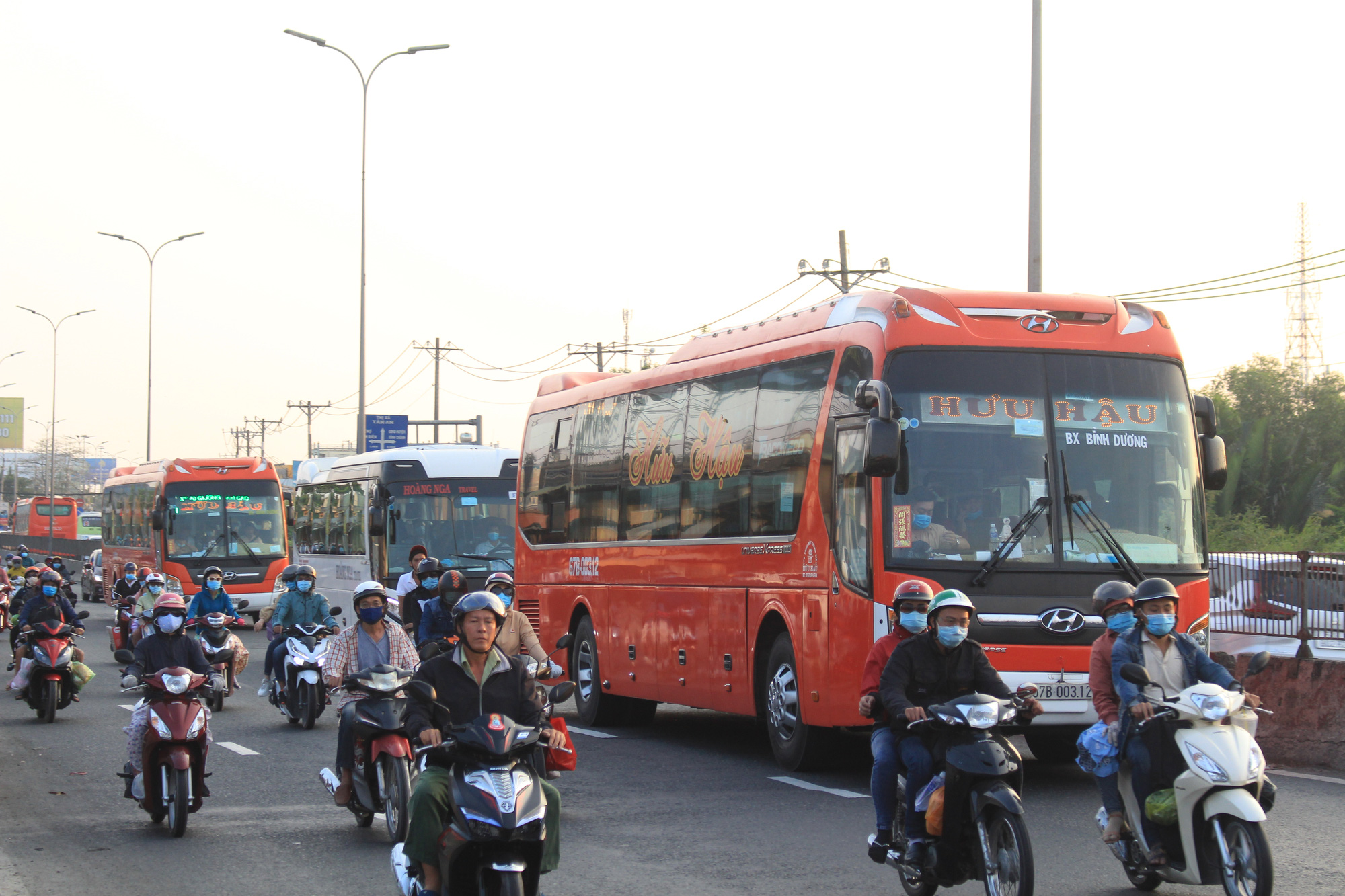 Người miền Tây lỉnh kỉnh đồ đạc trở lại TP.HCM sau Tết - Ảnh 7.