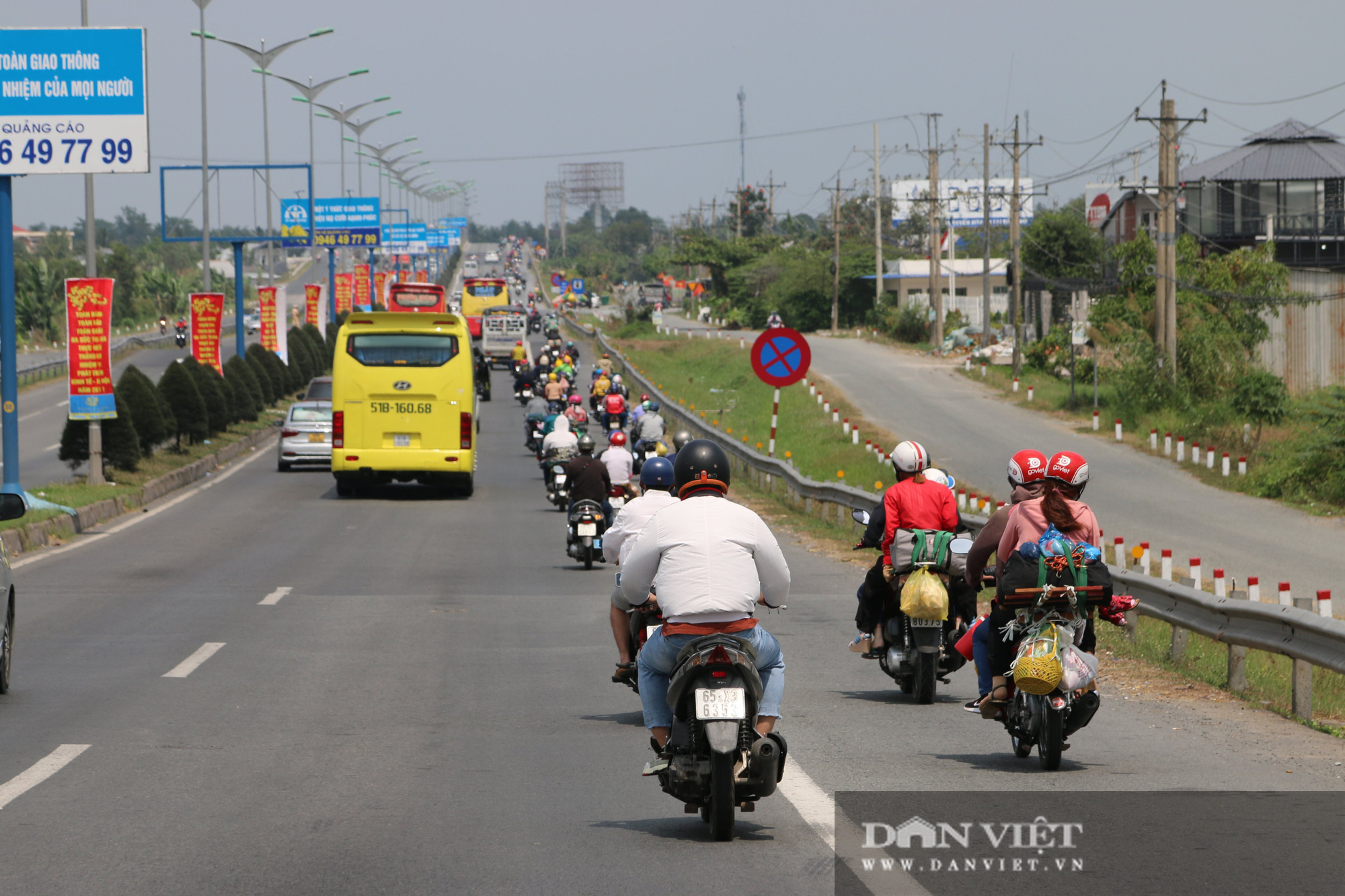 Người dân miền Tây về TP.HCM ngày mùng 5 Tết: Di chuyển dễ dàng - Ảnh 1.
