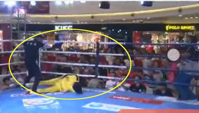 &quot;Lý Tiểu Long&quot; cầm hung khí múa may, bị cao thủ đá gục sau... 3 giây - Ảnh 1.