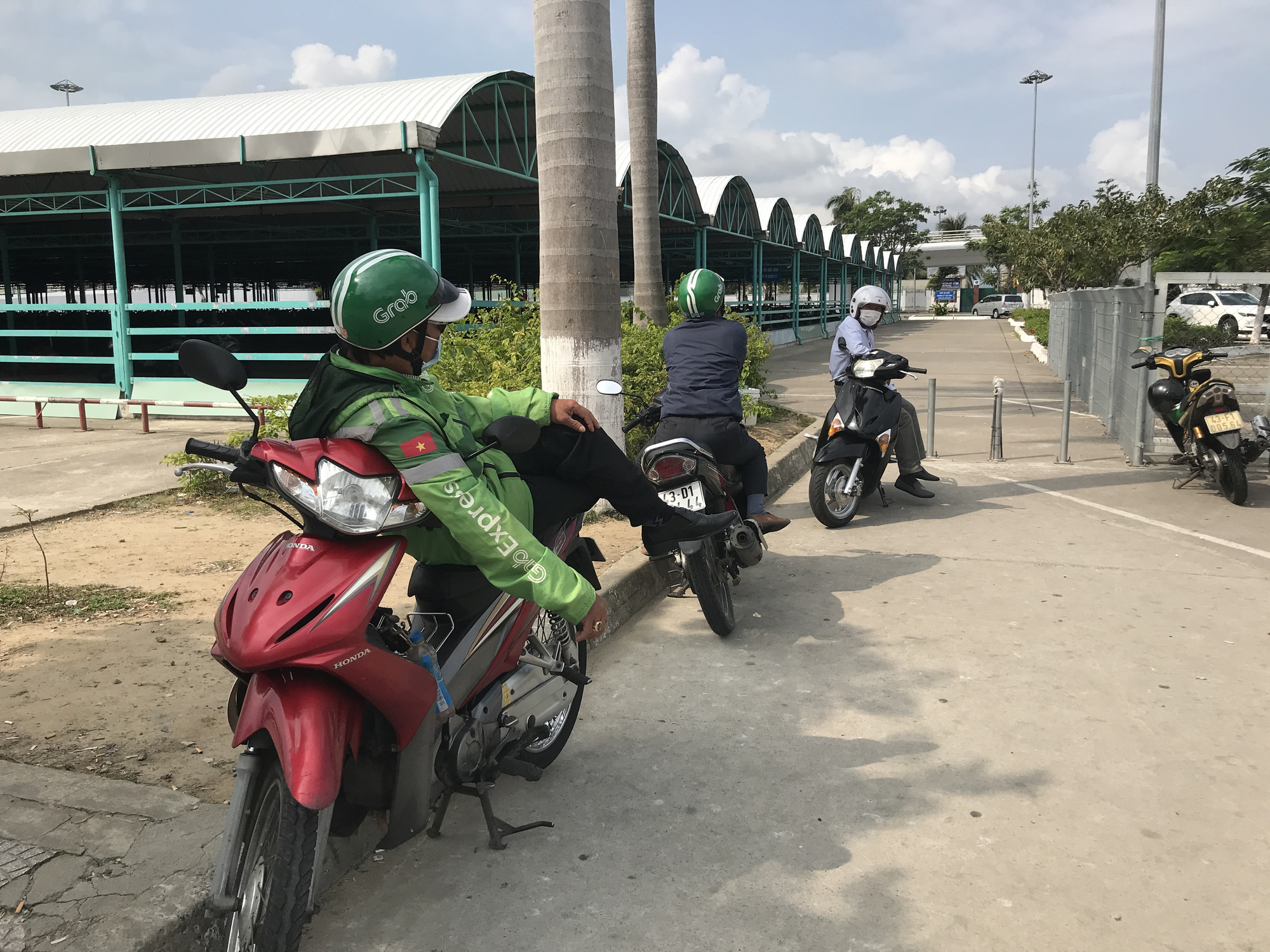 Đà Nẵng: Sau Tết, tài xế xe ôm “méo mặt” vì quá ế khách - Ảnh 4. Đà Nẵng: Sau Tết, tài xế xe ôm “méo mặt” vì quá ế khách - Ảnh 4.