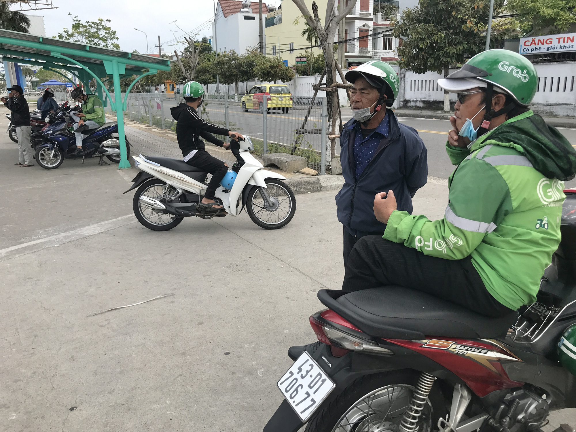Đà Nẵng: Sau Tết, tài xế xe ôm “méo mặt” vì quá ế khách - Ảnh 5. Đà Nẵng: Sau Tết, tài xế xe ôm “méo mặt” vì quá ế khách - Ảnh 5.