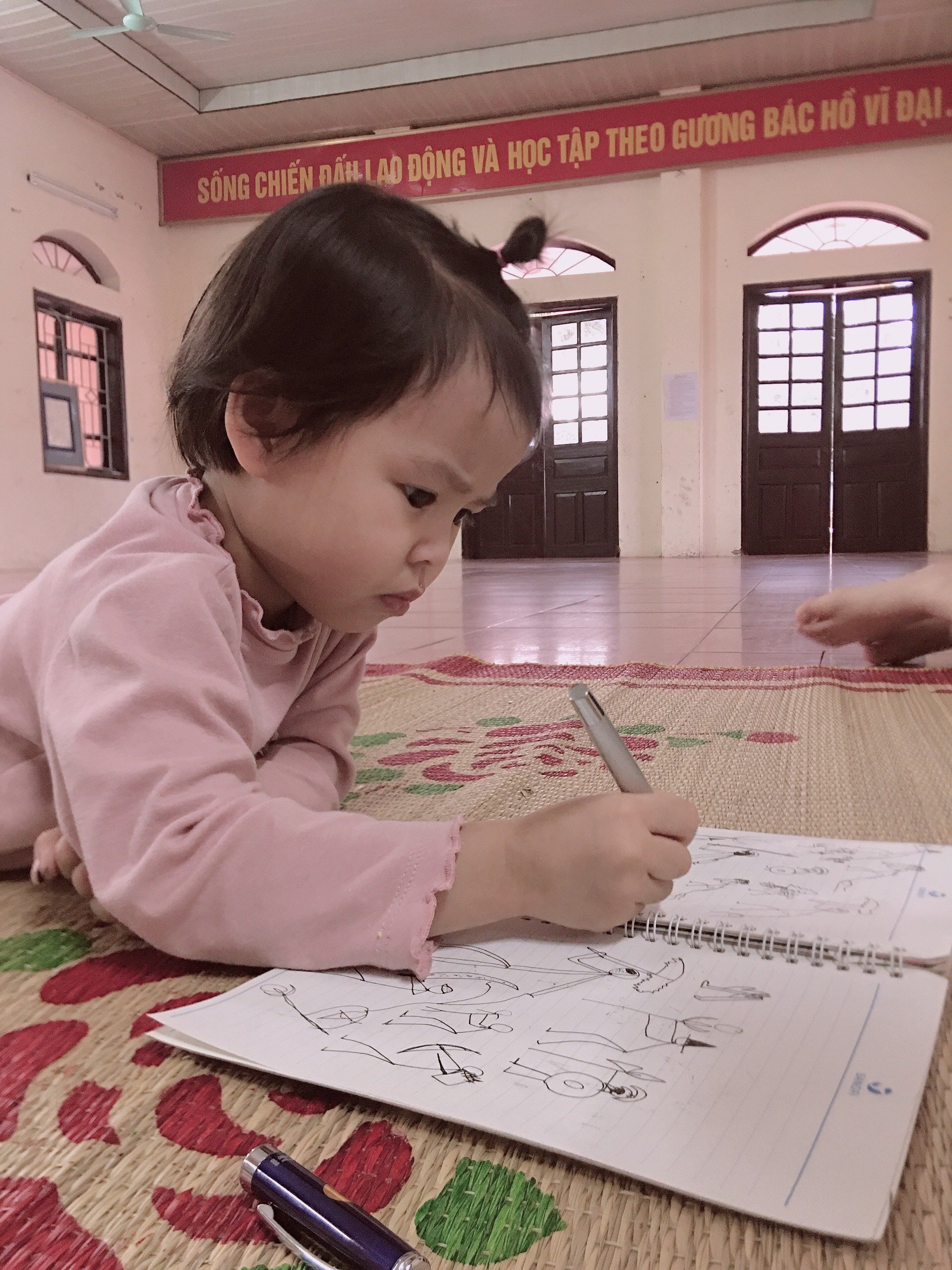 Cẩm Giàng: Nữ y tá cách con 30m trong tâm dịch, nghe tiếng con khóc xé ruột gan mà không thể chạm vào - Ảnh 7.