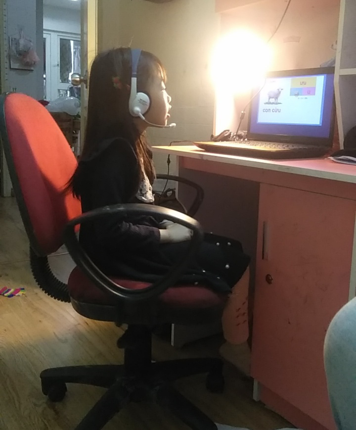 Nhiều phụ huynh lao đao, có lúc bị stress vì vật vã lo hướng dẫn con học online - Ảnh 1.