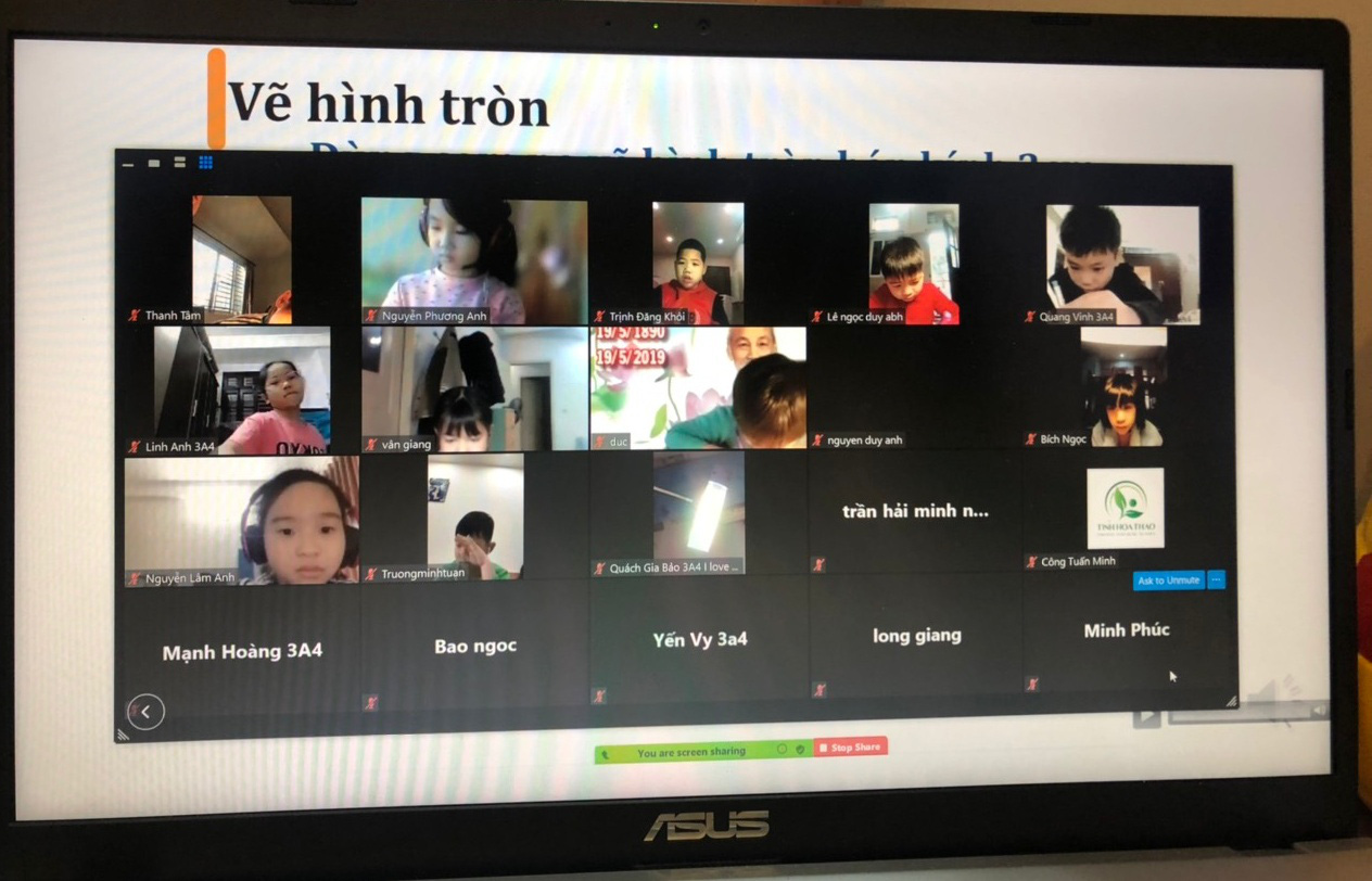 Nhiều phụ huynh lao đao, có lúc bị stress vì vật vã lo hướng dẫn con học online - Ảnh 3.