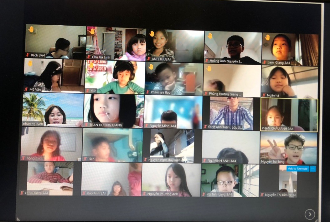 Nhiều phụ huynh lao đao, có lúc bị stress vì vật vã lo hướng dẫn con học online - Ảnh 2.
