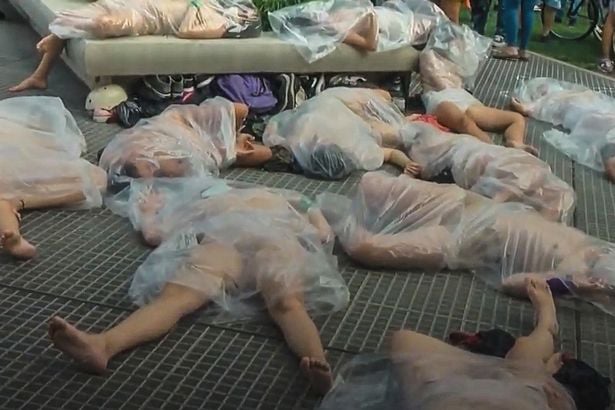 Hàng trăm người khỏa thân biểu tình đòi công lý cho thiếu nữ 18 tuổi - Ảnh 1.