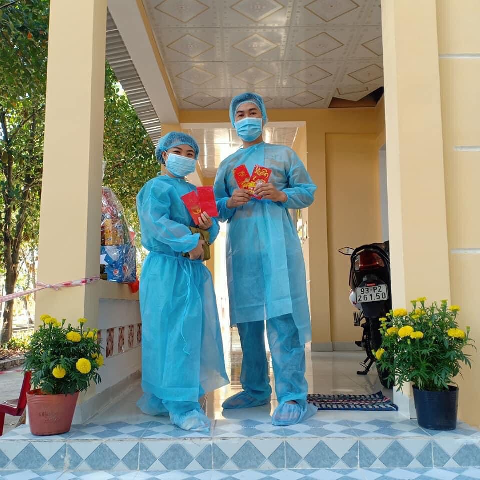 Lãnh đạo cơ qaun tới thăm hỏi và chúc Tết y bác sĩ tại trung tâm.