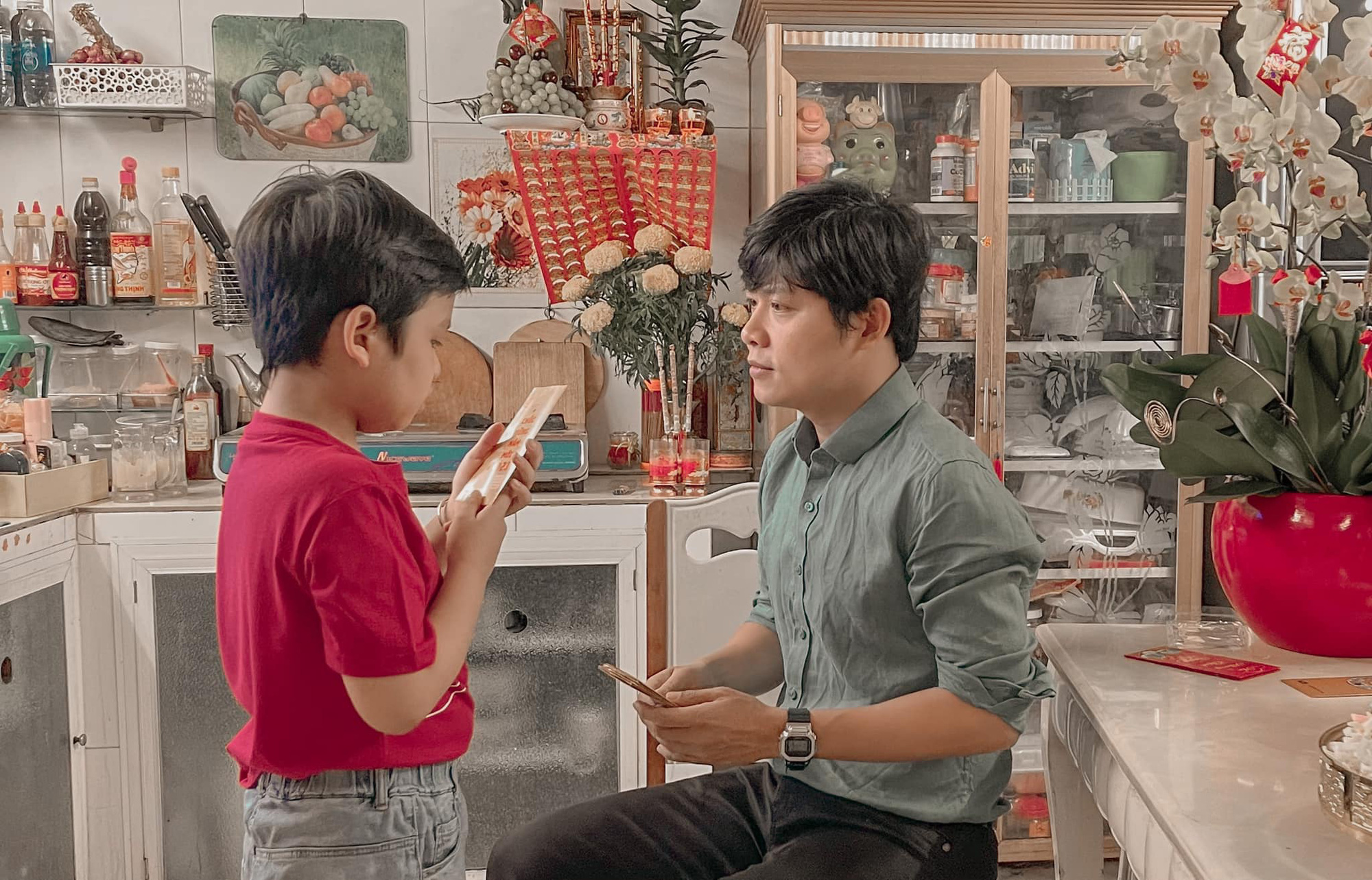 Sau Tết, sao Việt muôn kiểu &quot;ứng xử&quot; với tiền lì xì của con: Nguyễn Văn Chung gây &quot;sốt&quot;, Xuân Bắc ứng xử khéo - Ảnh 3.
