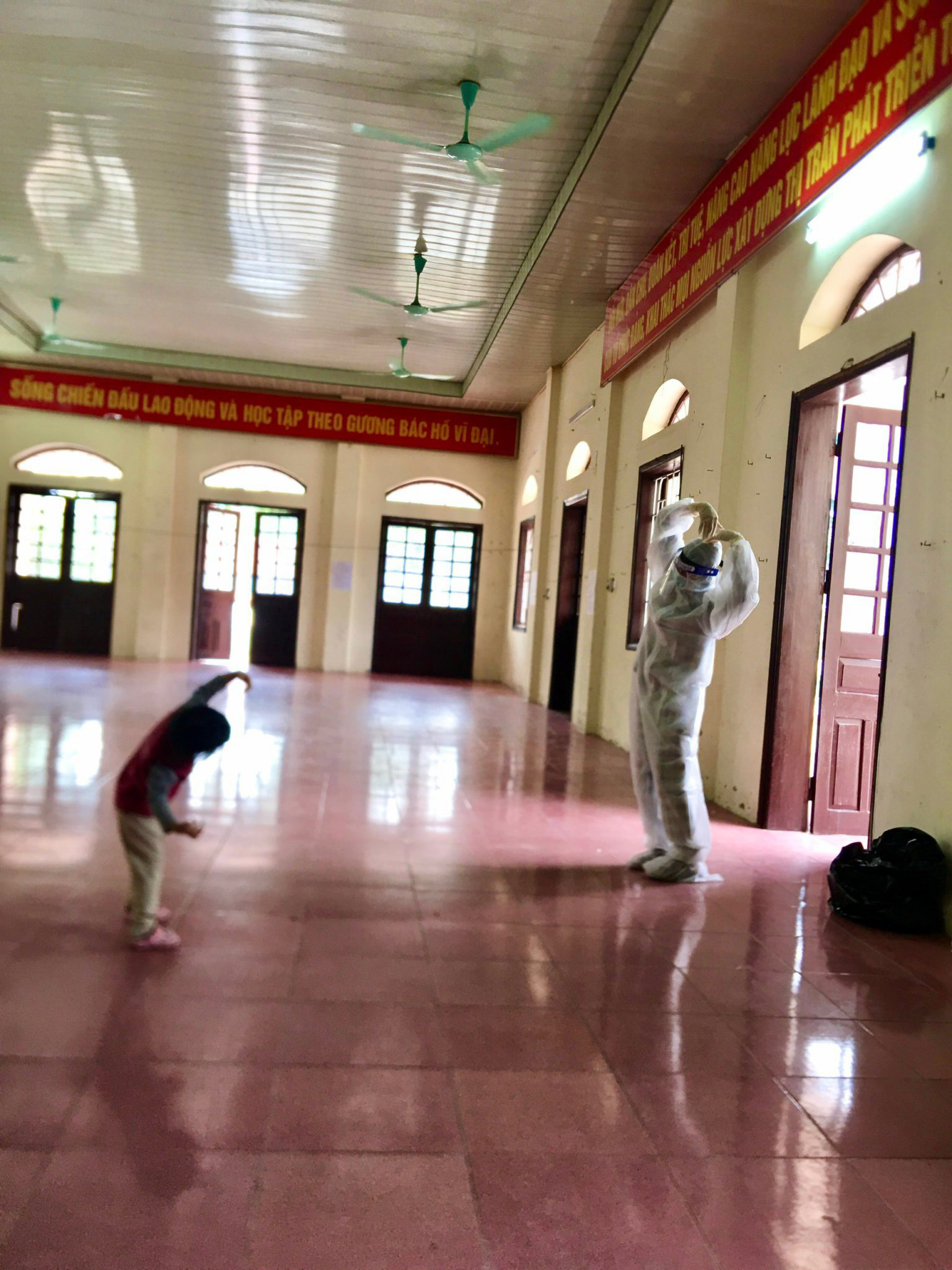 Cẩm Giàng: Nữ y tá cách con 30m trong tâm dịch, nghe tiếng con khóc xé ruột gan mà không thể chạm vào - Ảnh 5.