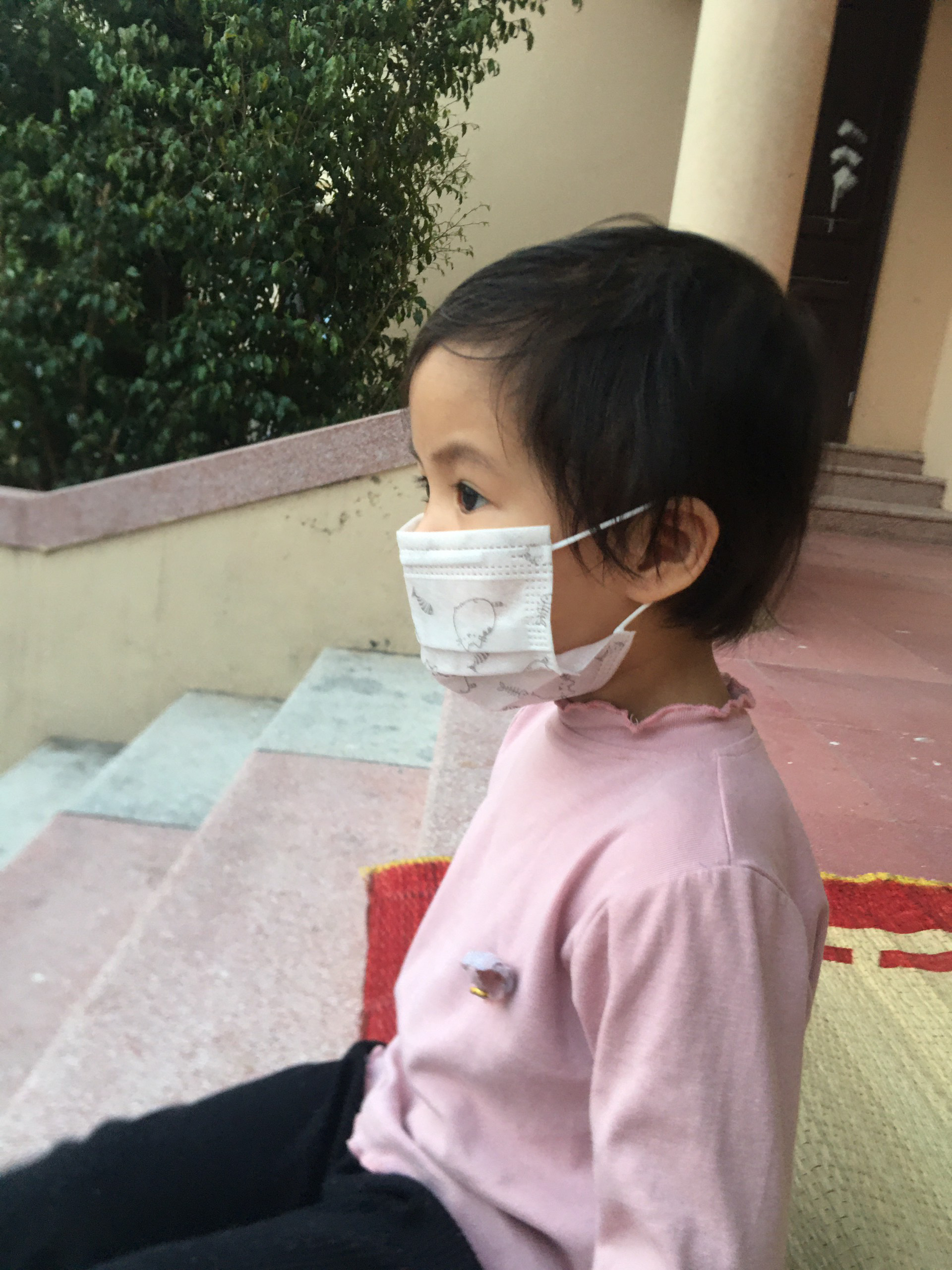Cẩm Giàng: Nữ y tá cách con 30m trong tâm dịch, nghe tiếng con khóc xé ruột gan mà không thể chạm vào - Ảnh 10.