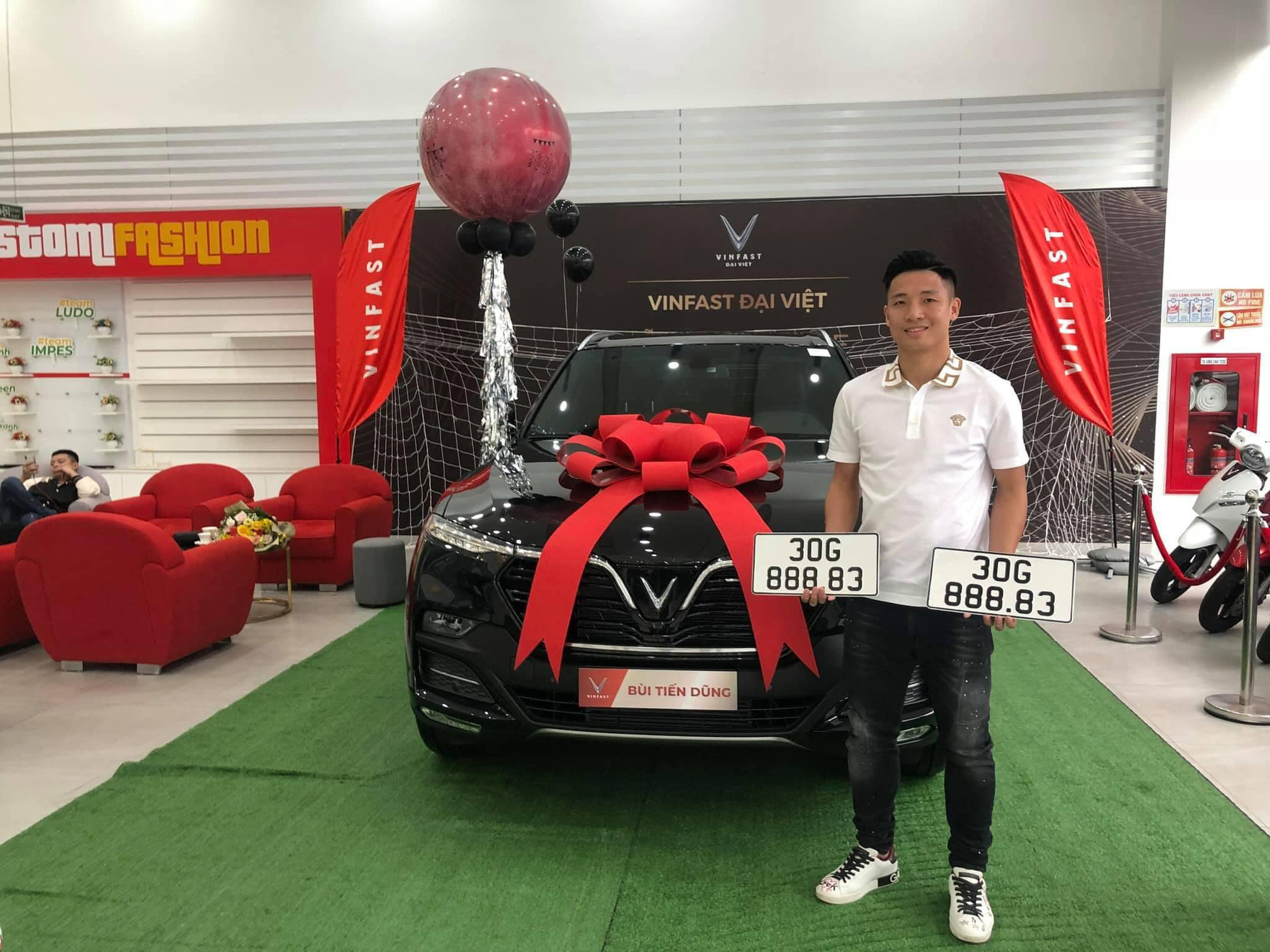 Trung vệ Bùi Tiến Dũng tậu VinFast Lux SA2.0, biển số &quot;khủng&quot; - Ảnh 4.