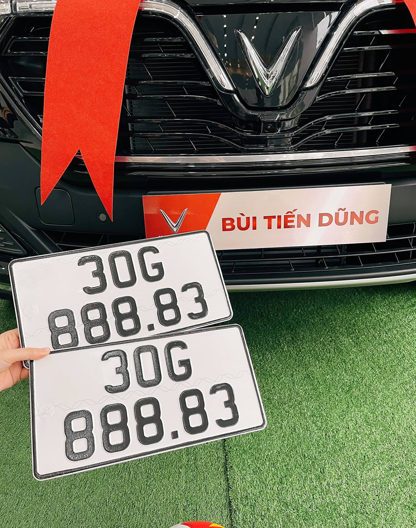 Trung vệ Bùi Tiến Dũng tậu VinFast Lux SA2.0, biển số &quot;khủng&quot; - Ảnh 3.