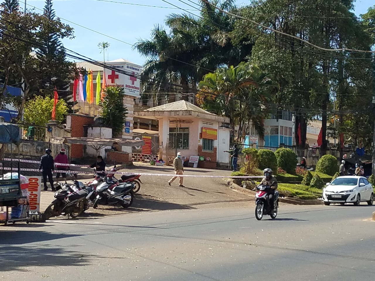 Covid-19 tăng lên 12 ca, Gia Lai kêu gọi người dân bình tĩnh - Ảnh 1.