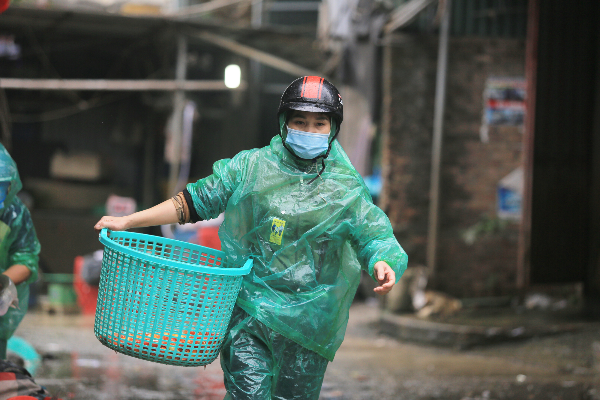 Lo ‘tắc đường’ vì dịch COVID-19, chợ cá lớn nhất thủ đô tấp nập người mua cá chép tiễn ông Công ông Táo sớm - Ảnh 18.