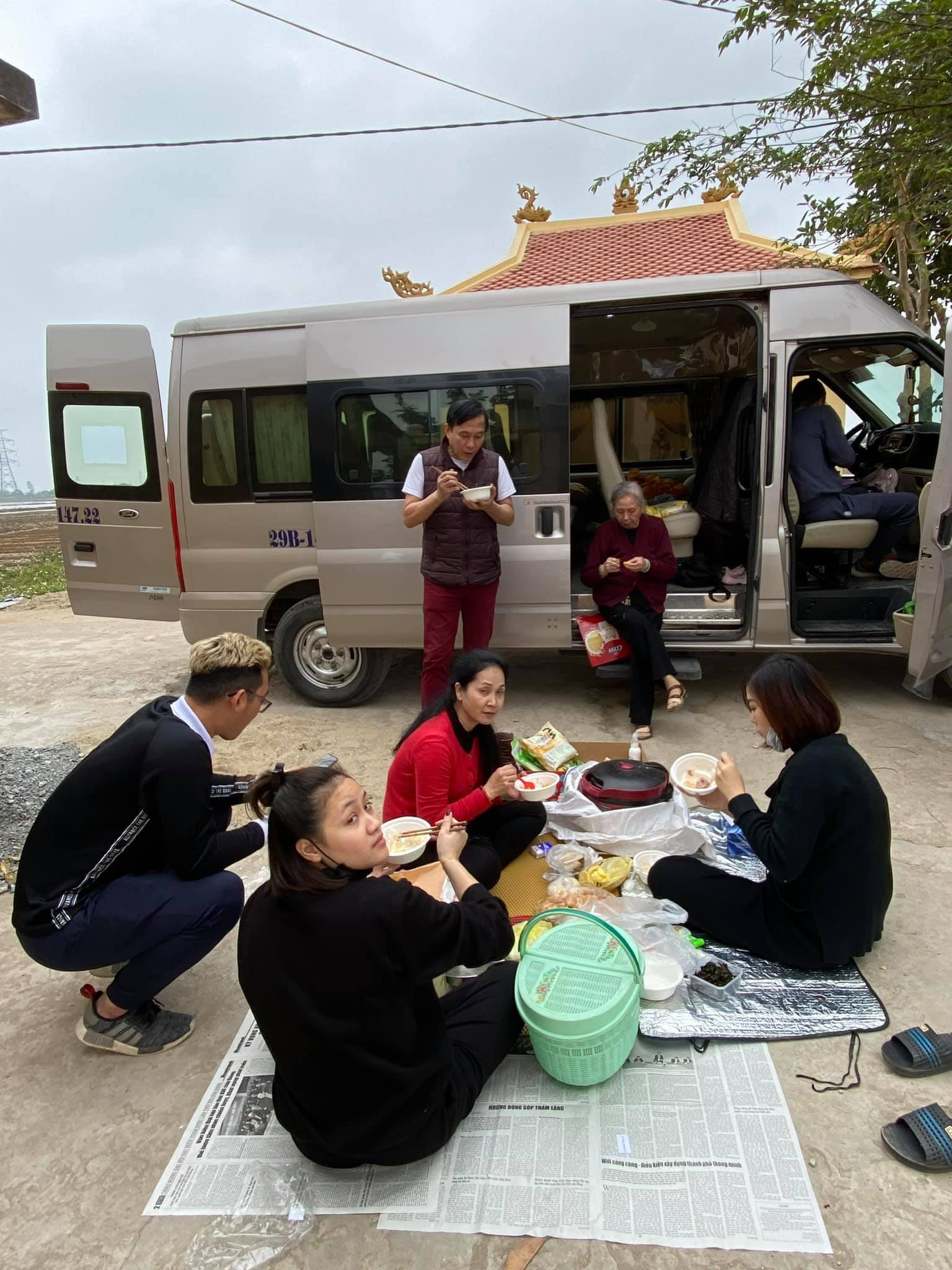 Sự thật phía sau hình ảnh gia đình NSND Lan Hương trải báo ăn cơm bên nghĩa trang - Ảnh 2.