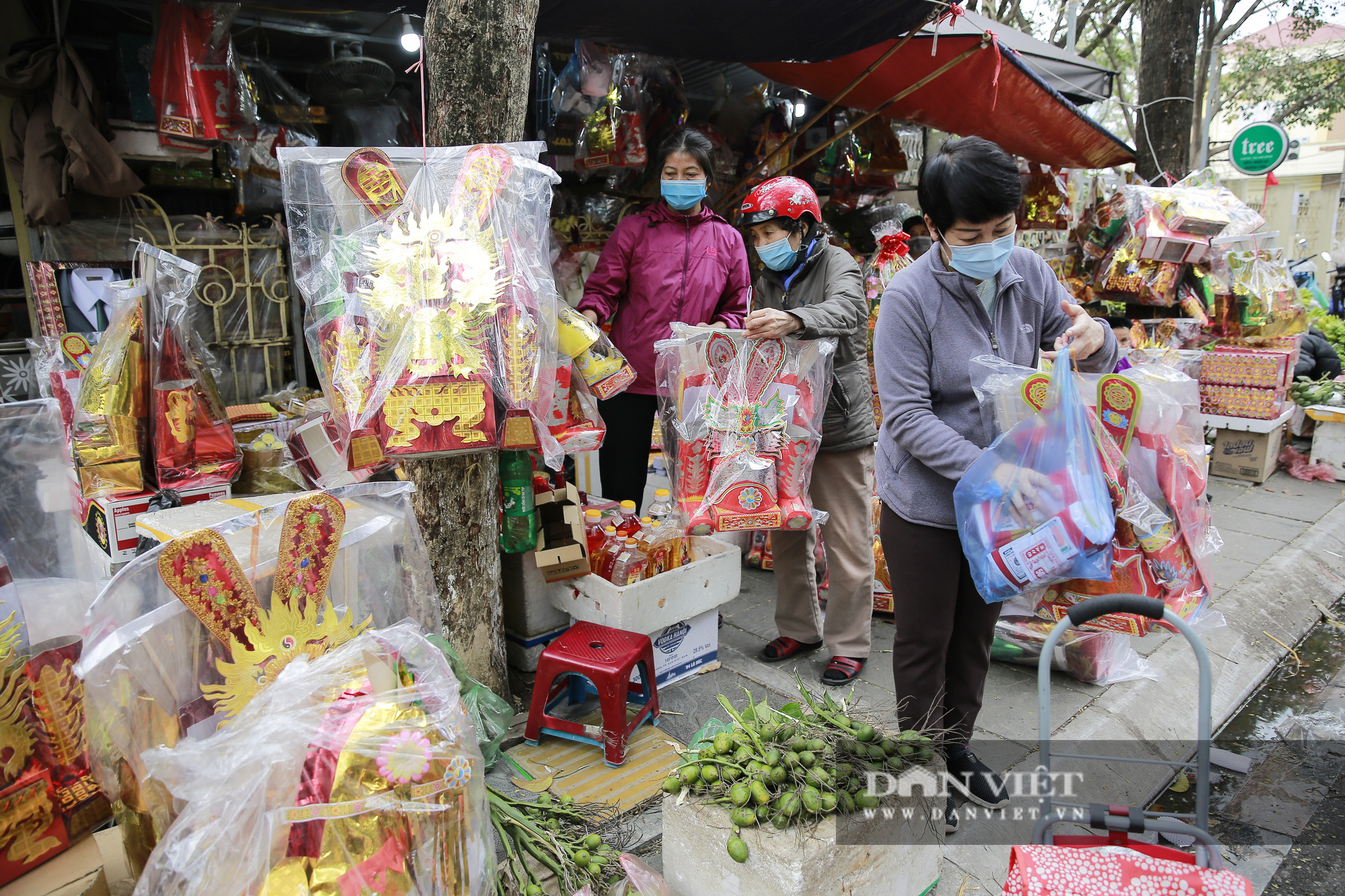 Sợ Covid-19, người Hà Nội cúng ông Công ông Táo sớm - Ảnh 1.