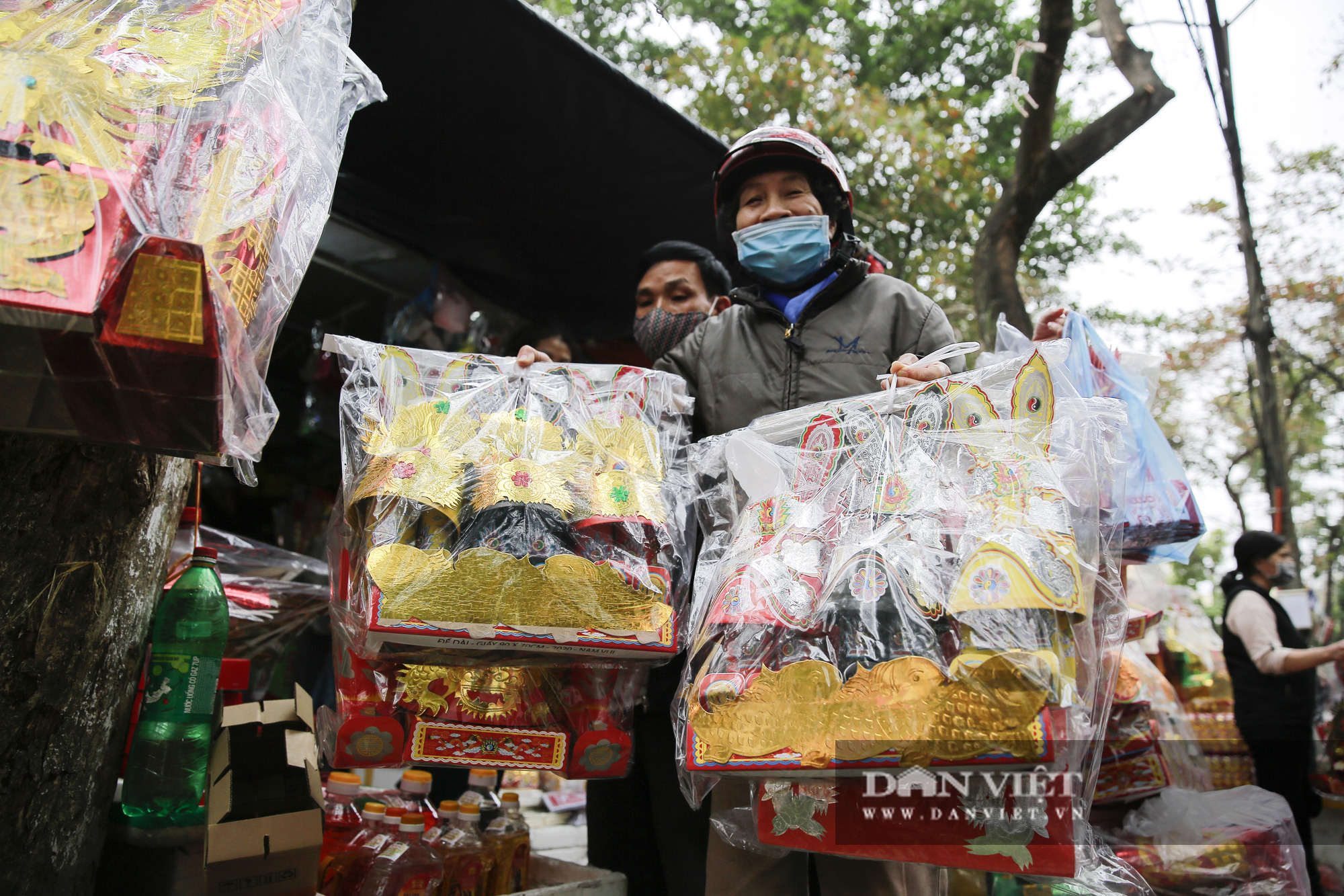 Sợ Covid-19, người Hà Nội cúng ông Công ông Táo sớm - Ảnh 12.