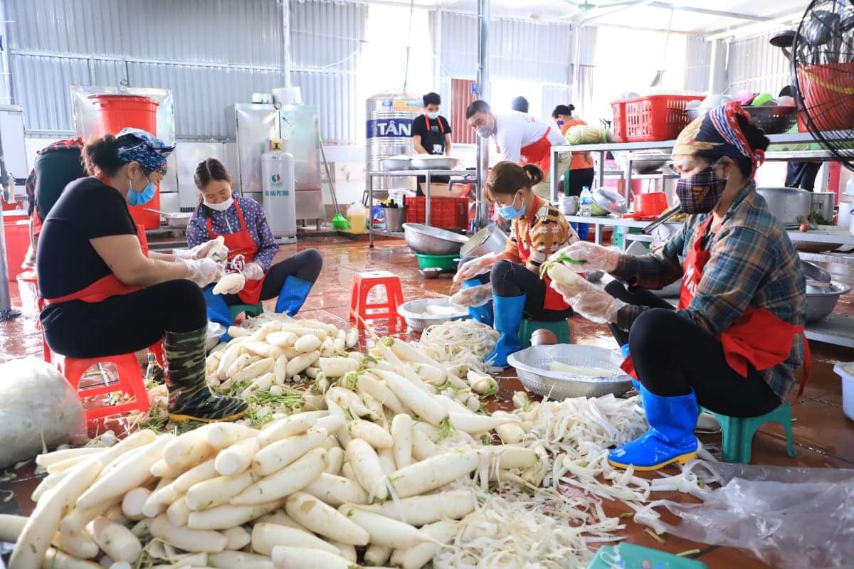 Hải Dương: Mãn nhãn cảnh bếp ăn dã chiến lớn nhất trong tâm dịch ở Chí Linh - Ảnh 11.