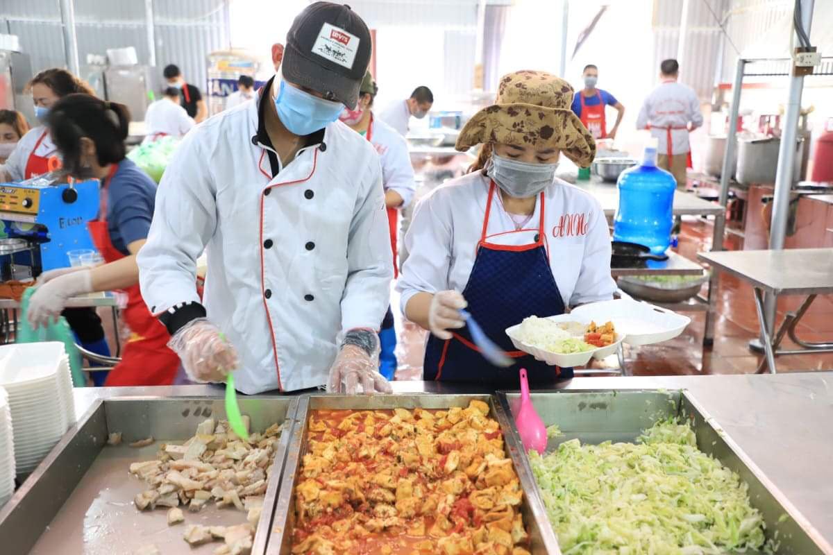 Hải Dương: Mãn nhãn cảnh bếp ăn dã chiến lớn nhất trong tâm dịch ở Chí Linh - Ảnh 14.