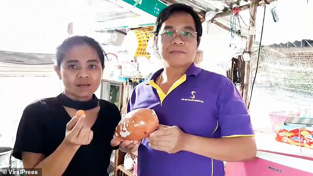 &quot;Trúng số độc đắc&quot; đầu năm khi đang ăn ốc luộc thì cắn trúng viên ngọc trai màu cam Melo giá chục tỉ - Ảnh 4.