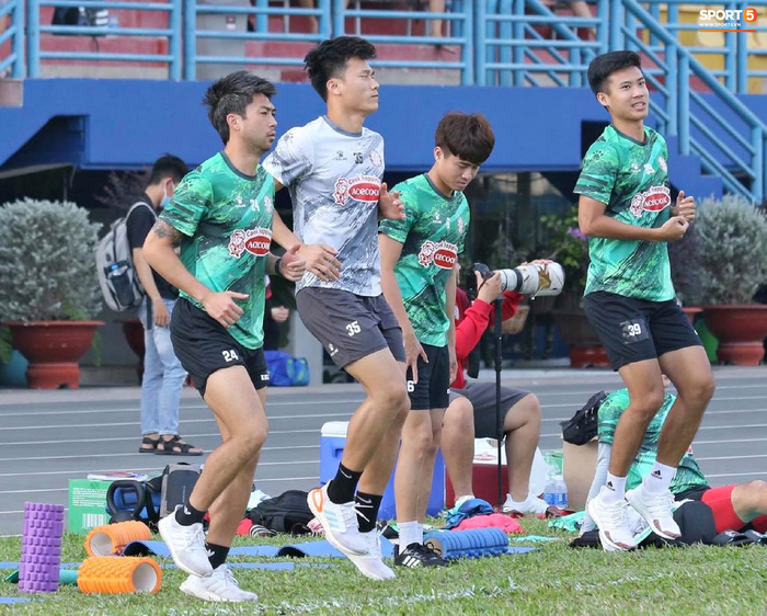Bùi Tiến Dũng vào &quot;hội chấn thương&quot;, Lee Nguyễn gặp vận đen khó đỡ - Ảnh 1.