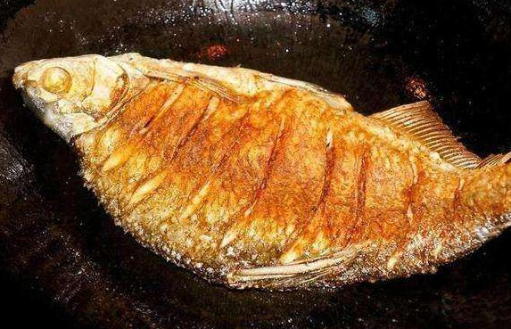 Hai gia vị đặc biệt giúp món cá rán không bị dính, rách da, thơm ngon hơn - Ảnh 1.