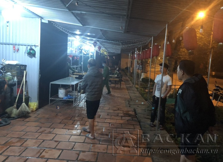 Bắc Kạn: Tạm giữ đối tượng đánh ngất đối phương bằng gậy vì mâu thuẫn trong lúc ăn đêm - Ảnh 1.