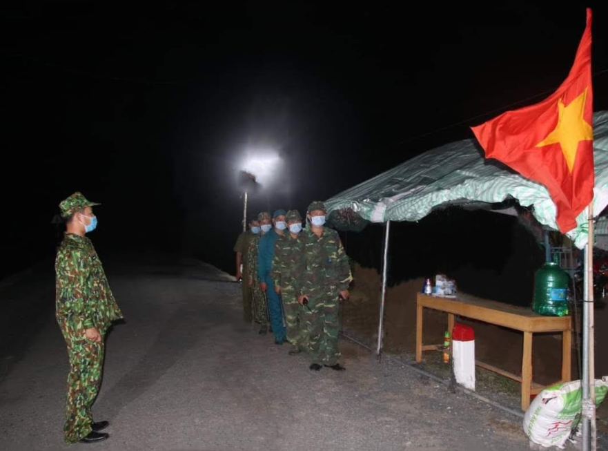 Ca trực đêm giao thừa có lẽ là ca trực ghi dấu mãi trong lòng những chiến sĩ xa nhà.