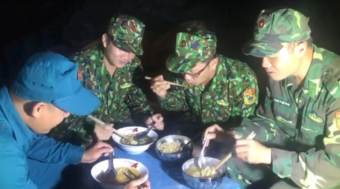 Đồng đội chung nhau bữa ăn đêm muộn đơn sơ nhưng đầy nghĩa tình.