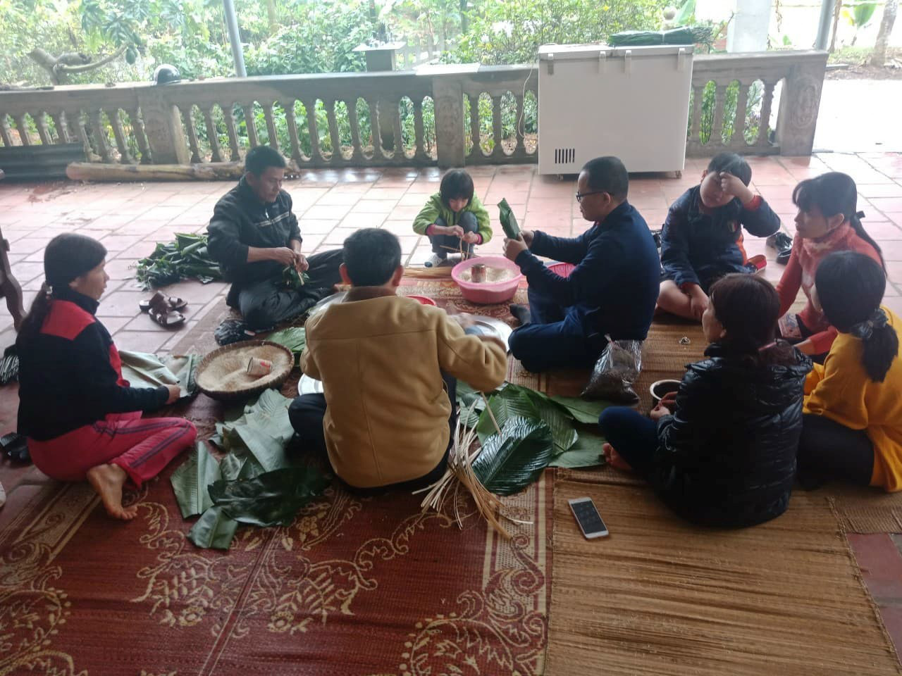 Mọi người cùng nhau gói bánh chưng.