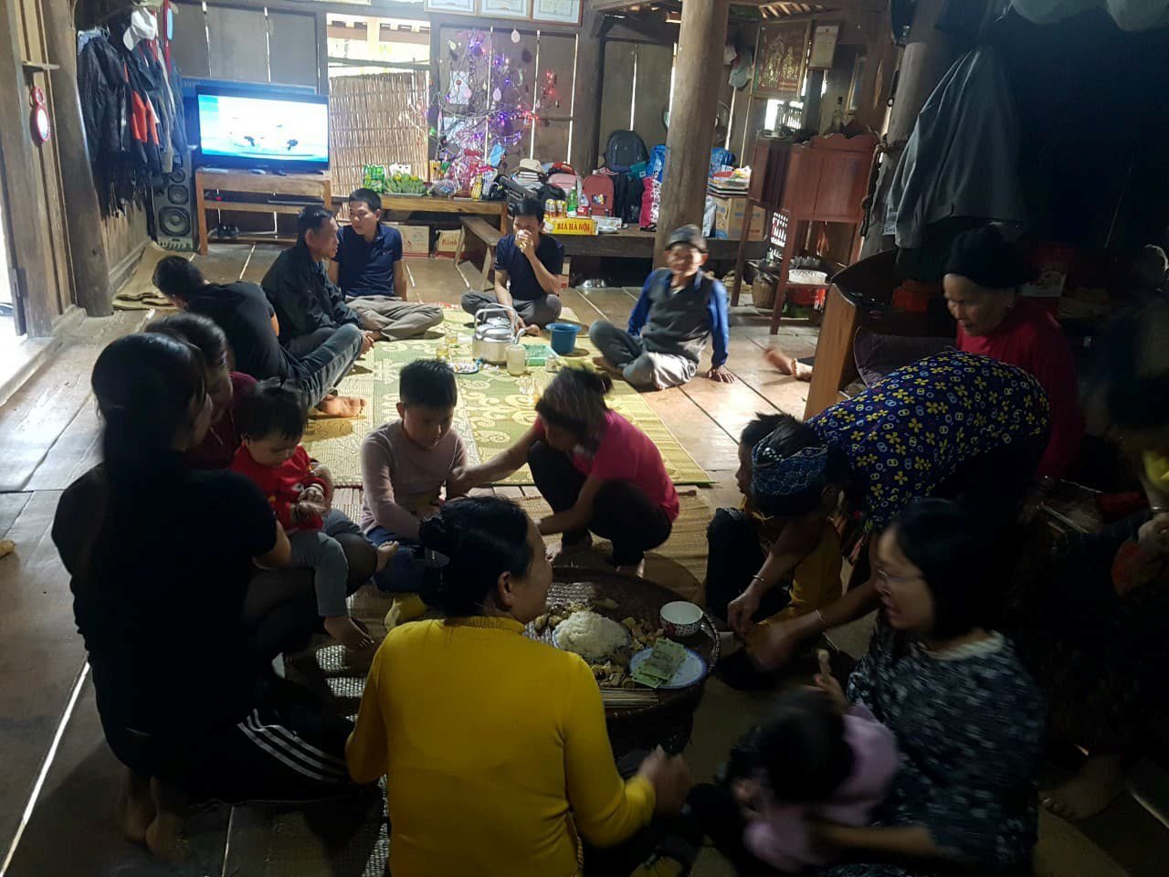 Bài dự thi &quot;Ăn Tết thời Covid&quot;: Mùa xuân ấm áp và đầy hi vọng trên quê tôi - Ảnh 5.