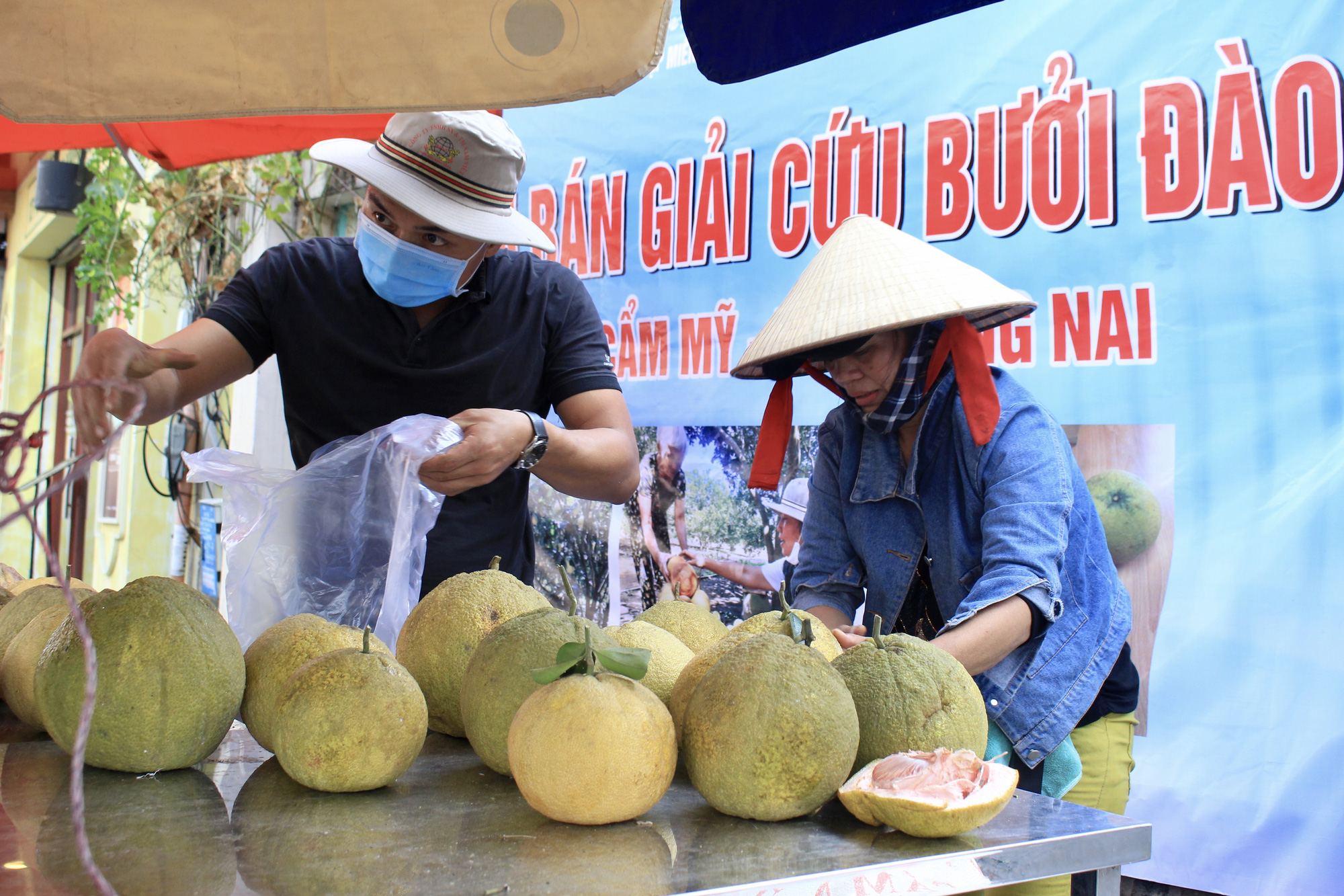 Ảnh: Cảm động người dân TP.HCM ùn ùn giải cứu rau củ Hải Dương, bưởi đặc sản hỗ trợ nông dân - Ảnh 9.