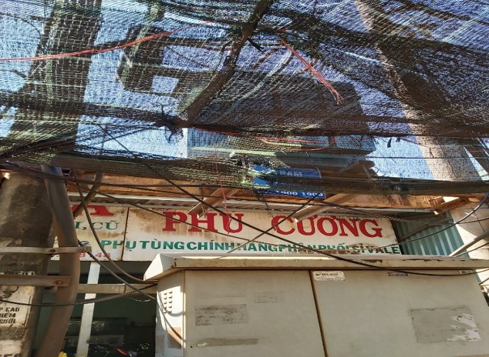 Gia Lai: Chủ tiệm xe máy lấn chiếm trạm biến áp để lấy bóng mát, làm nơi chứa đồ - Ảnh 1. Gia Lai: Chủ tiệm xe máy lấn chiếm trạm biến áp để lấy bóng mát, làm nơi chứa đồ - Ảnh 1.