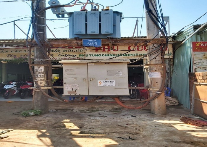 Gia Lai: Chủ tiệm xe máy lấn chiếm trạm biến áp để lấy bóng mát, làm nơi chứa đồ - Ảnh 2. Gia Lai: Chủ tiệm xe máy lấn chiếm trạm biến áp để lấy bóng mát, làm nơi chứa đồ - Ảnh 2.