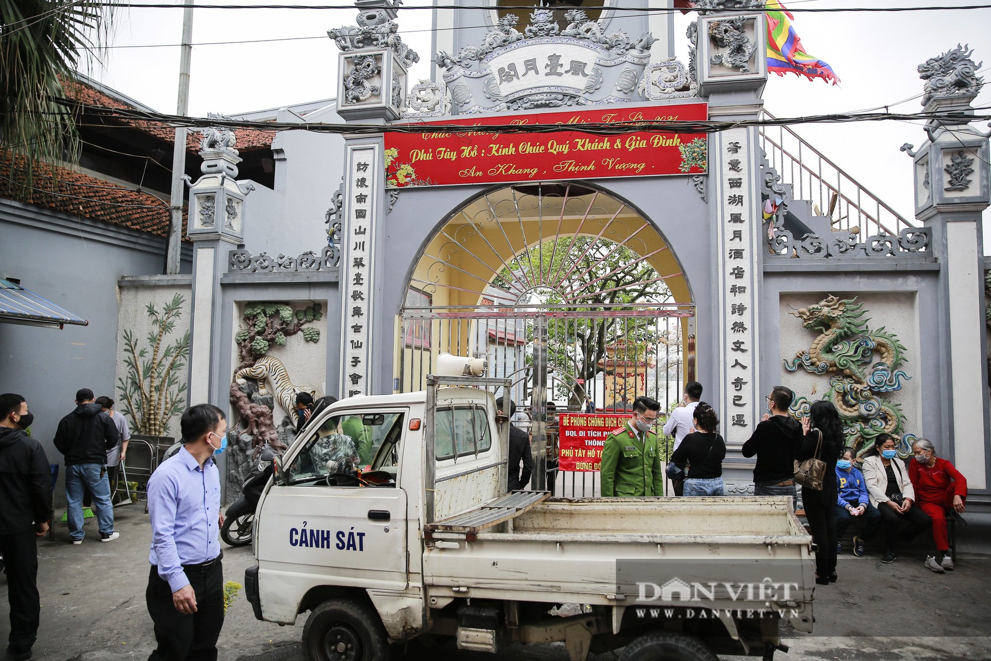 Công an gác cổng, người dân lập bàn vái vọng trước đền chùa ngày Rằm tháng Giêng - Ảnh 1.