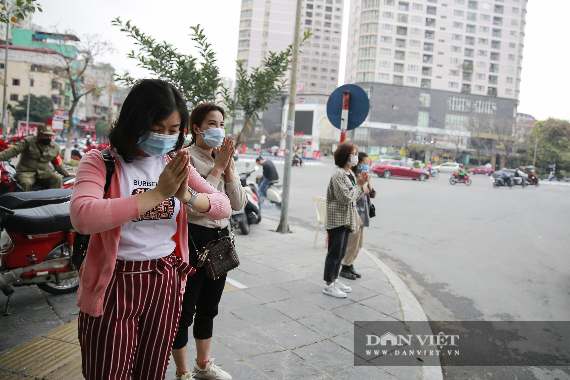 Công an gác cổng, người dân lập bàn vái vọng trước đền chùa ngày Rằm tháng Giêng - Ảnh 10.